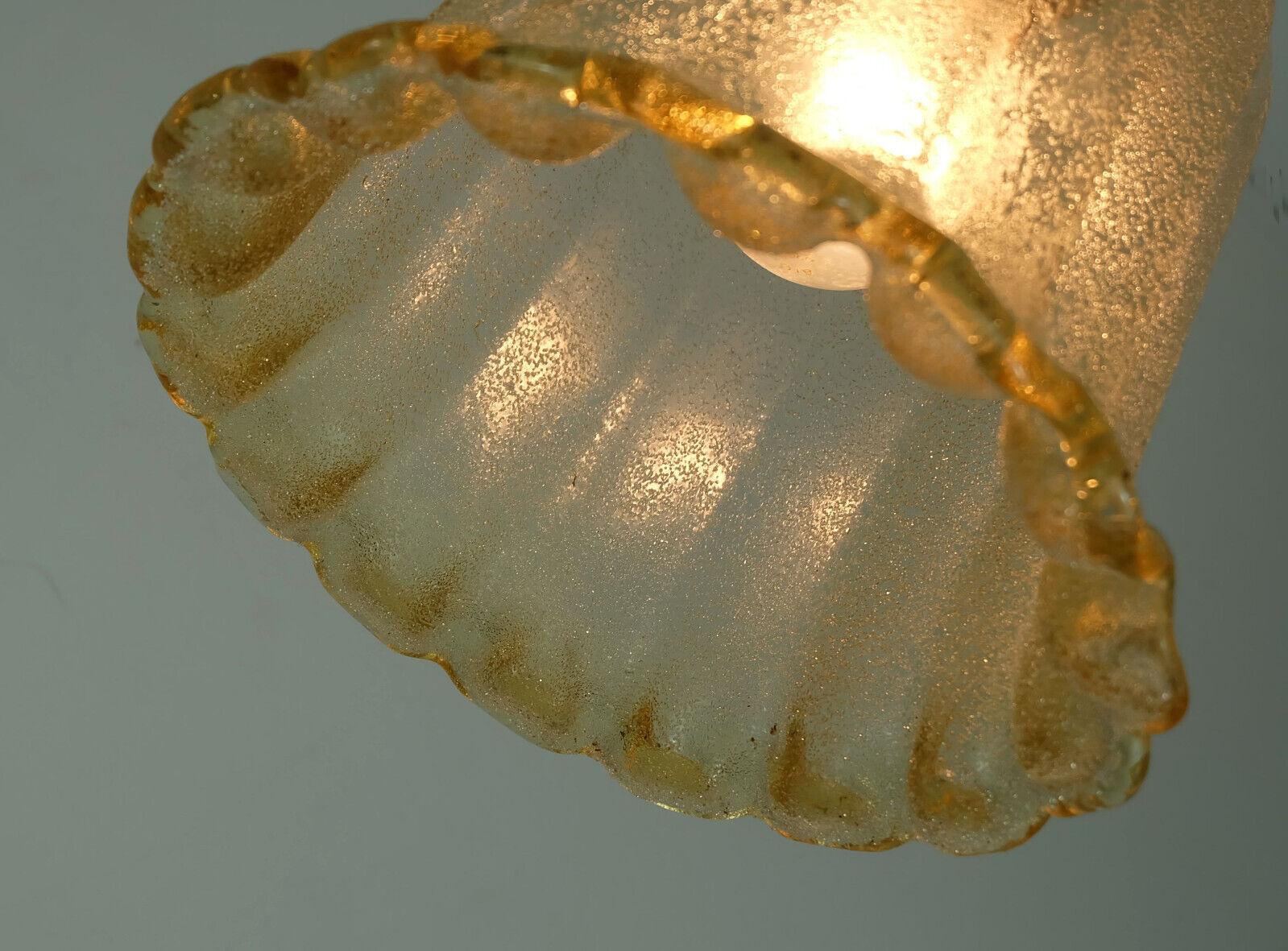 Magnifique lampe suspendue des années 1970. L'abat-jour est en verre Pulegoso (mousse) de Murano avec de la poussière d'or fondue. La suspension, la chaîne et le baldaquin sont en laiton.

Dimensions en cm :
Longueur totale 62 cm, diamètre de