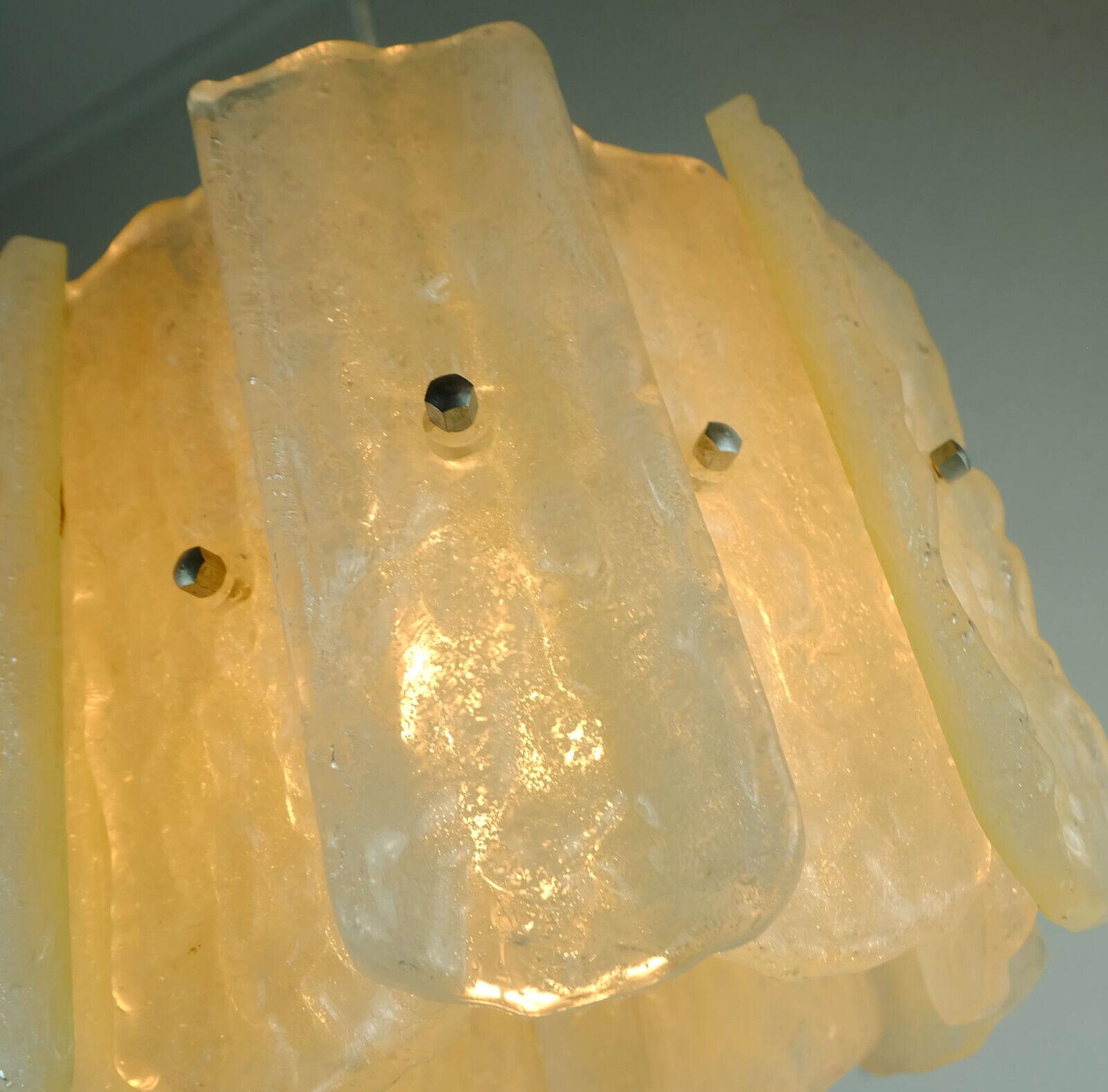 Tedesco LUCE A PENDANT di metà secolo con 12 dischi acrilici come il vetro di ghiaccio 1960s 1970s hangi in vendita