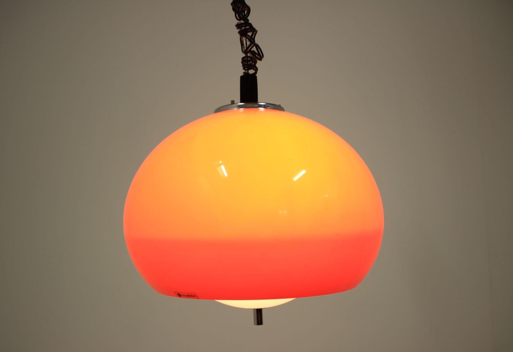 Very nice style of lighting.
   