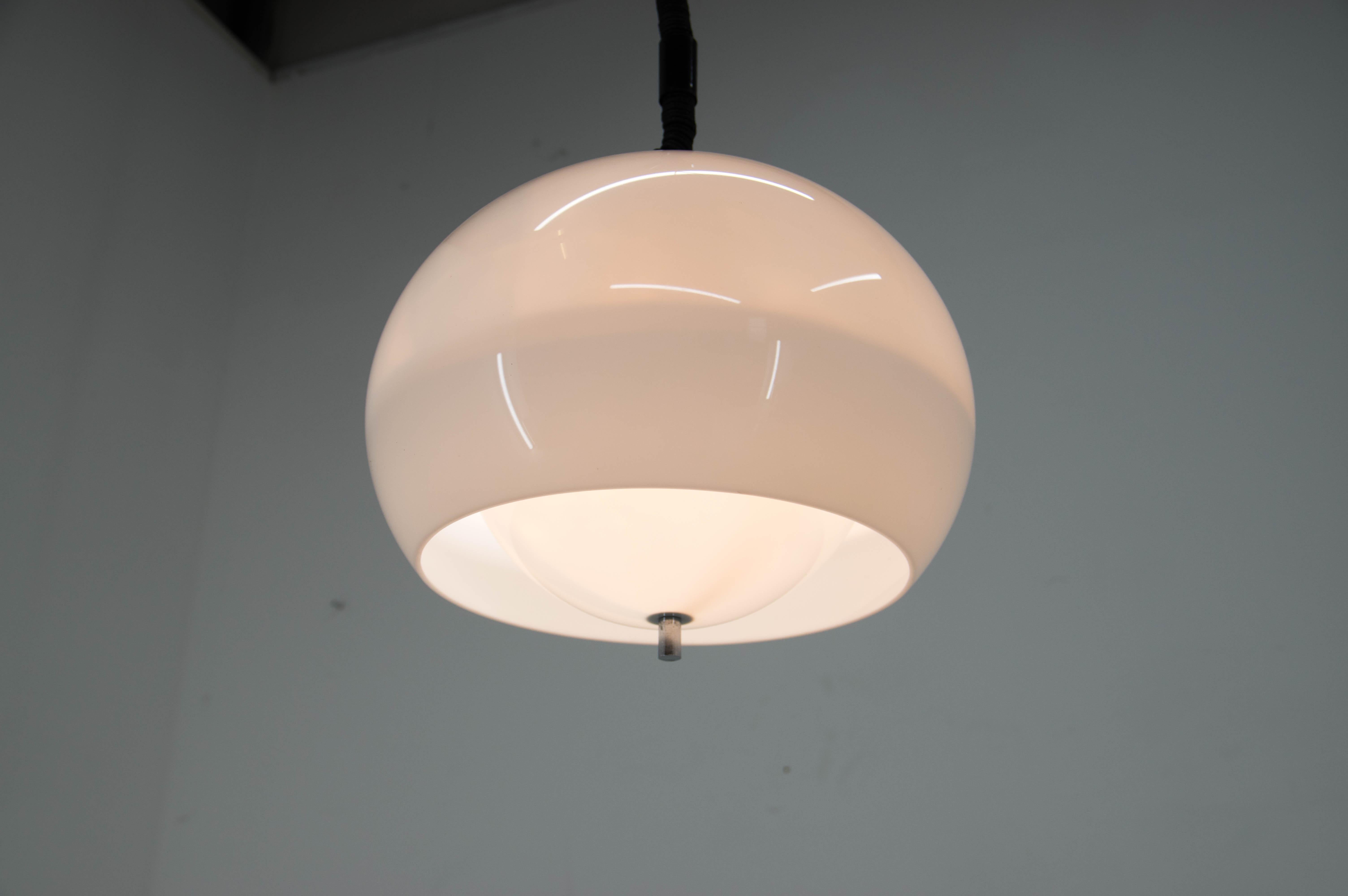 White pendant by Meblo, Italy
Adjustable height: 80cm - 129cm
1x40W, E25-E27 bulb
US wiring compatible.
  