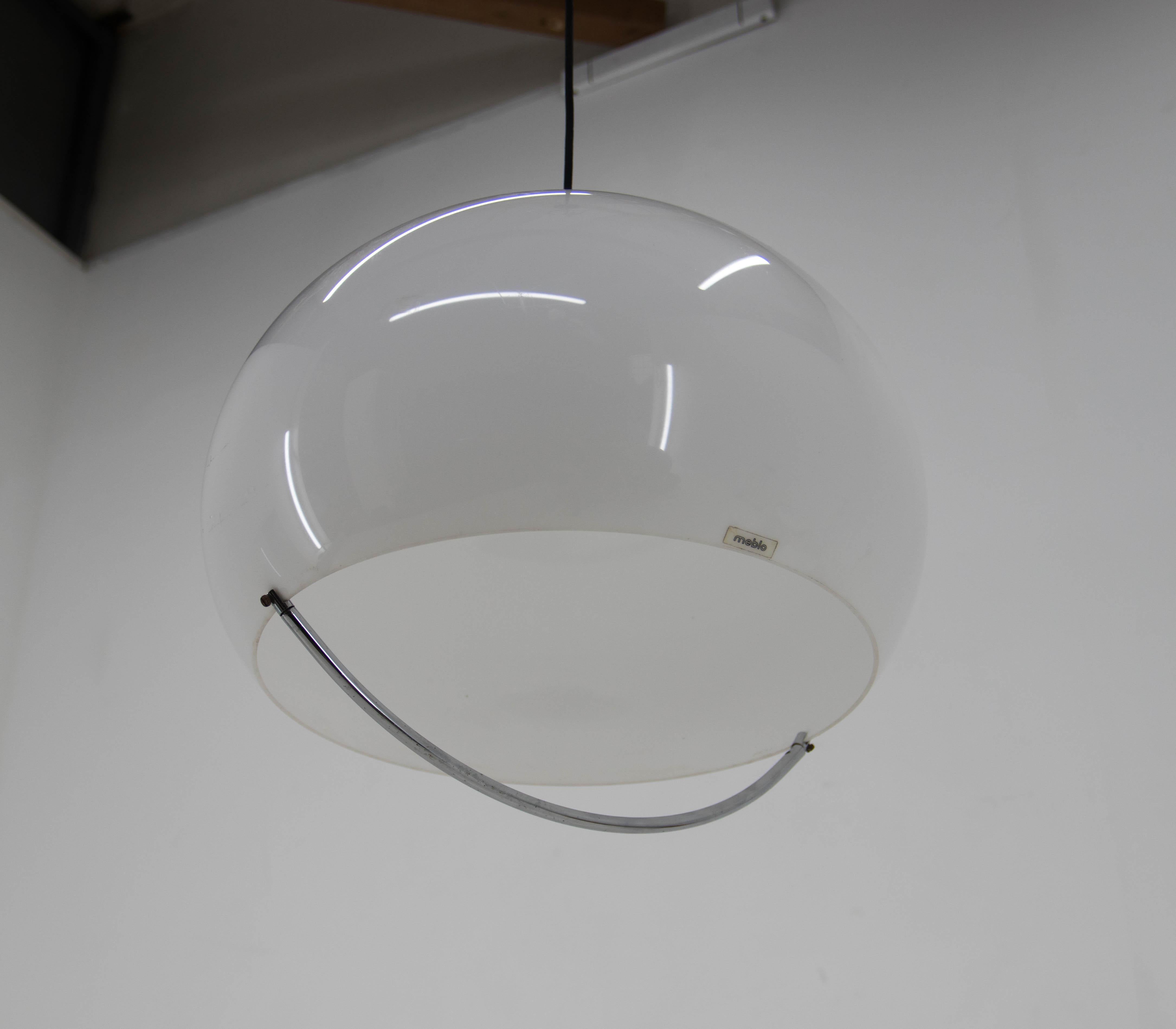 White pendant by Meblo, Italy
Very good condition.
Some minor scratches on a plastic
Rewired:
1x100W, E25-E27 bulb
US wiring compatible.
  