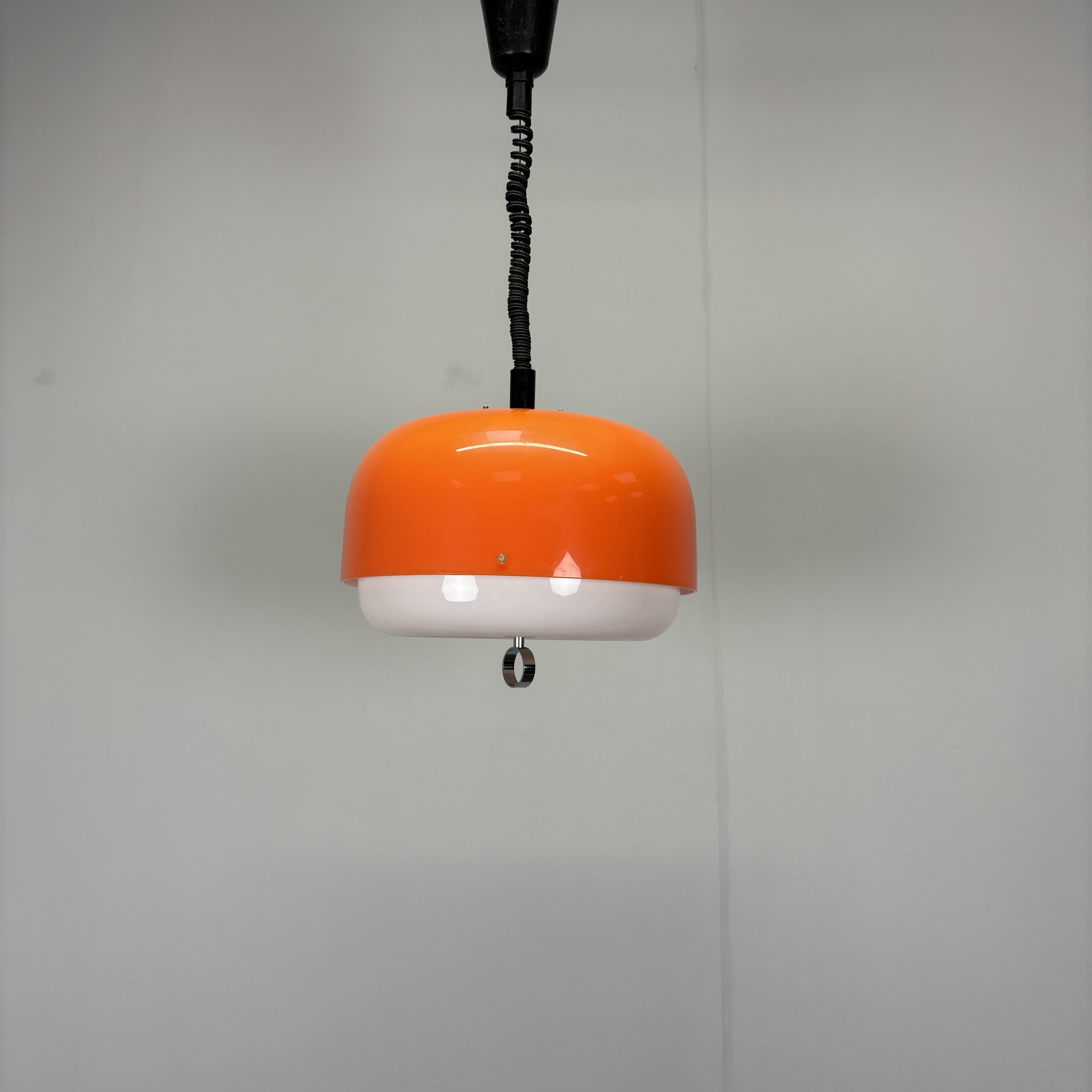 - Pendentif Medusa du milieu du siècle par Luigi Massoni pour Guzzini, années 1970, Italie,
- en plastique, en tissu et en métal,
- présente des signes d'usure et d'ancienneté (rayures, etc.),
- en bon état d'origine.