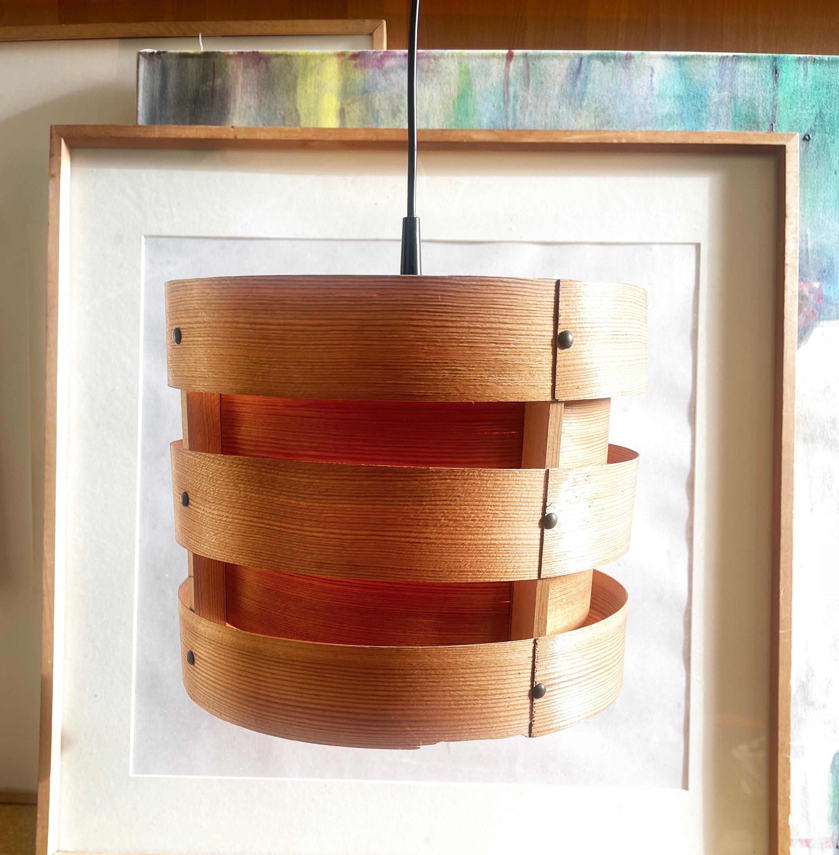 Magnifique lampe suspendue en placage de bois, scandinave, probablement suédoise. Original des années 1960.
Le style est très proche de celui de Hans-Agne Agnes, mais le fabricant reste inconnu !
Dispersion de la lumière dans toutes les directions