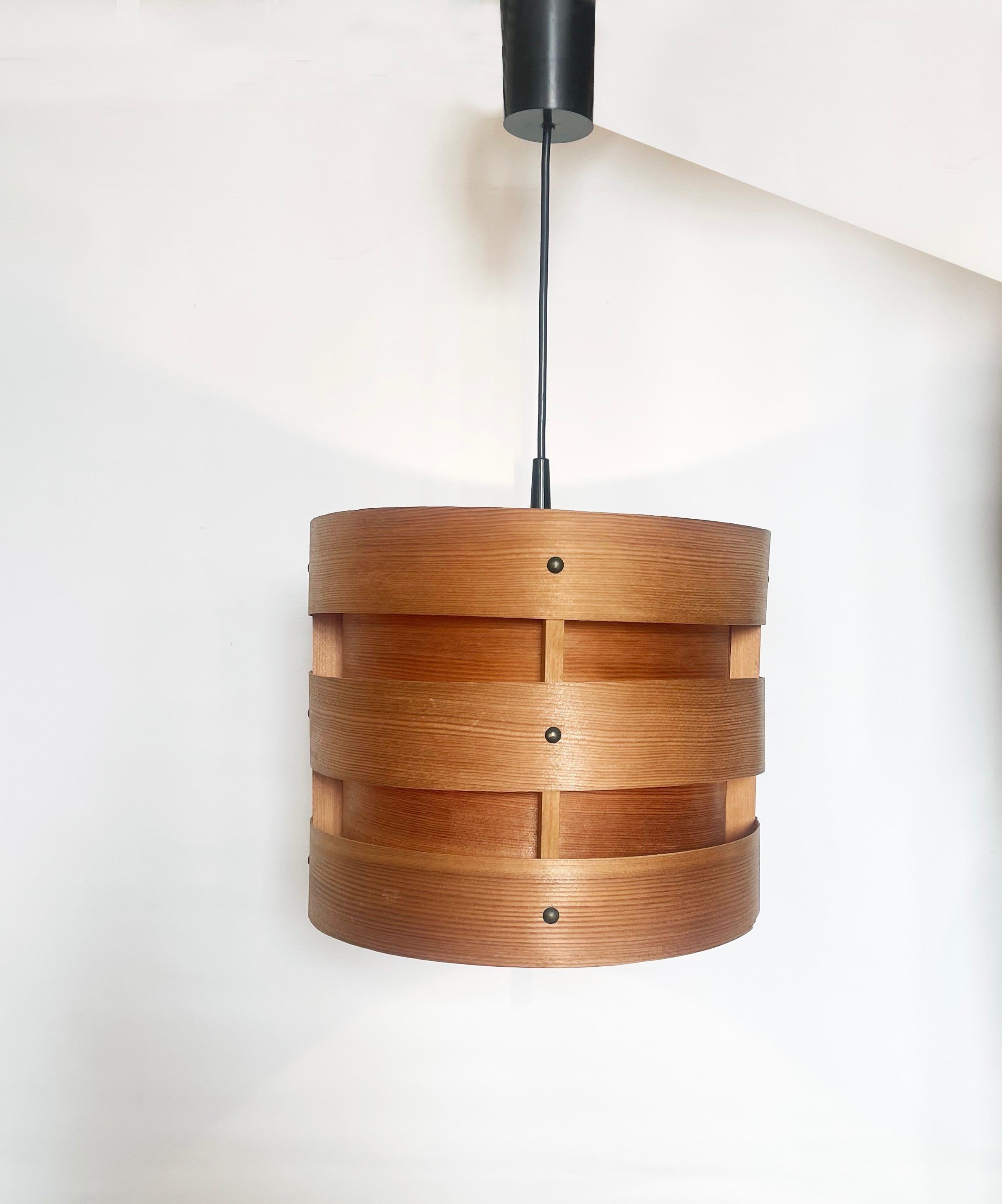 Mid-Century Modern Pendentif scandinave design du milieu du siècle en bois des années 60, style H. A. Jakobsson en vente