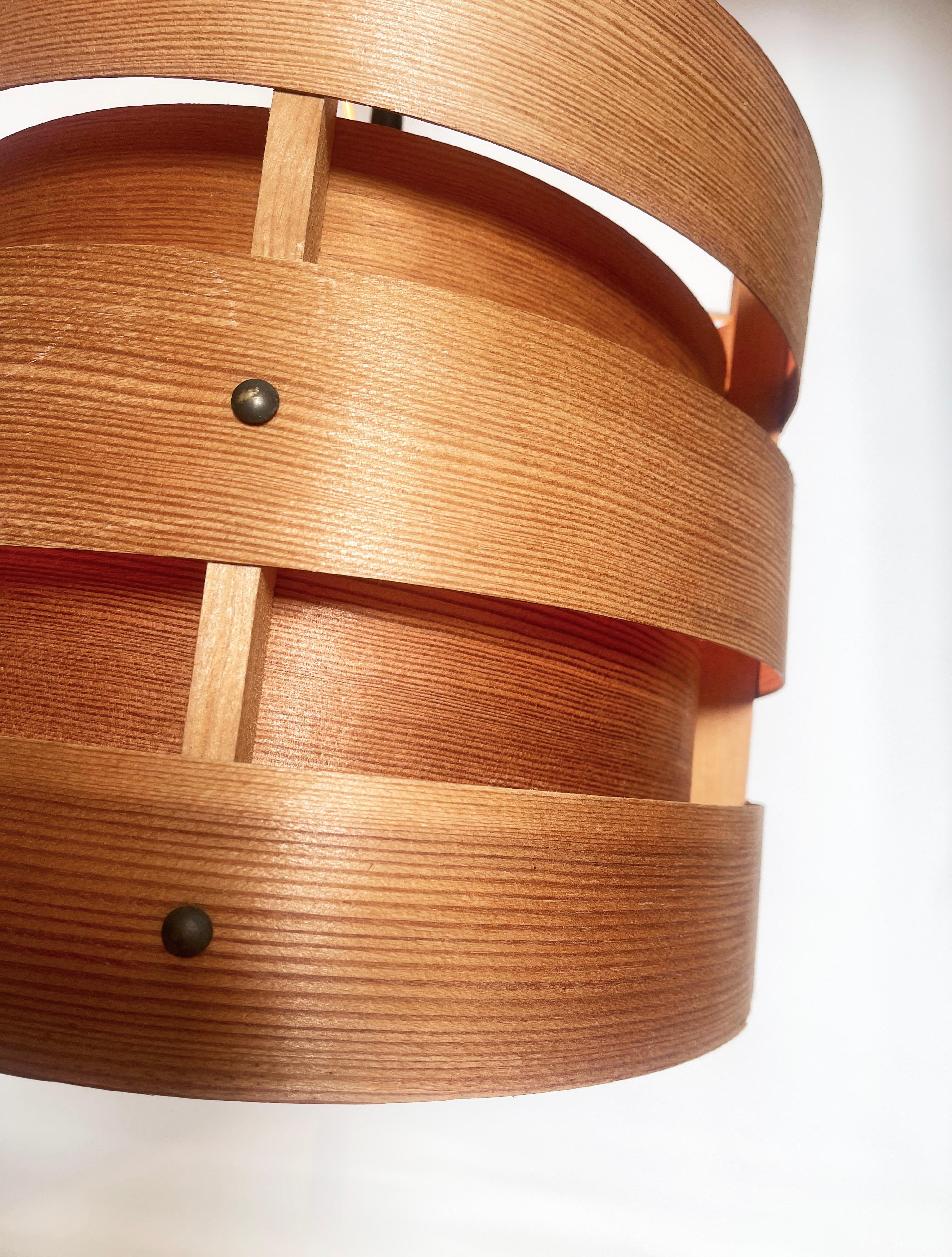 Pendentif scandinave design du milieu du siècle en bois des années 60, style H. A. Jakobsson en vente 1