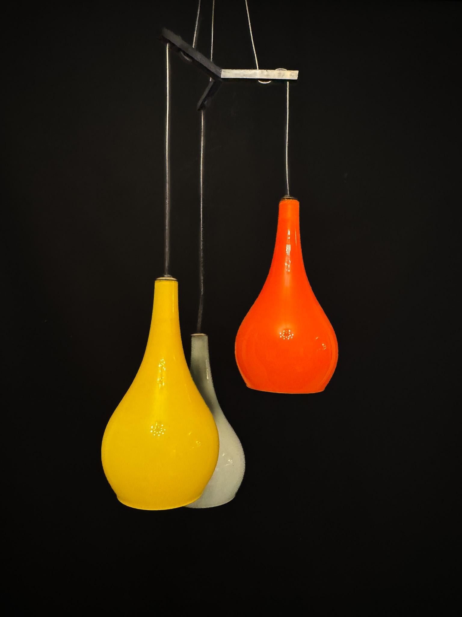 Suspension du milieu du siècle avec des abat-jours en verre Vistosi de Stilux Milano. Italie années 1960 en vente 3