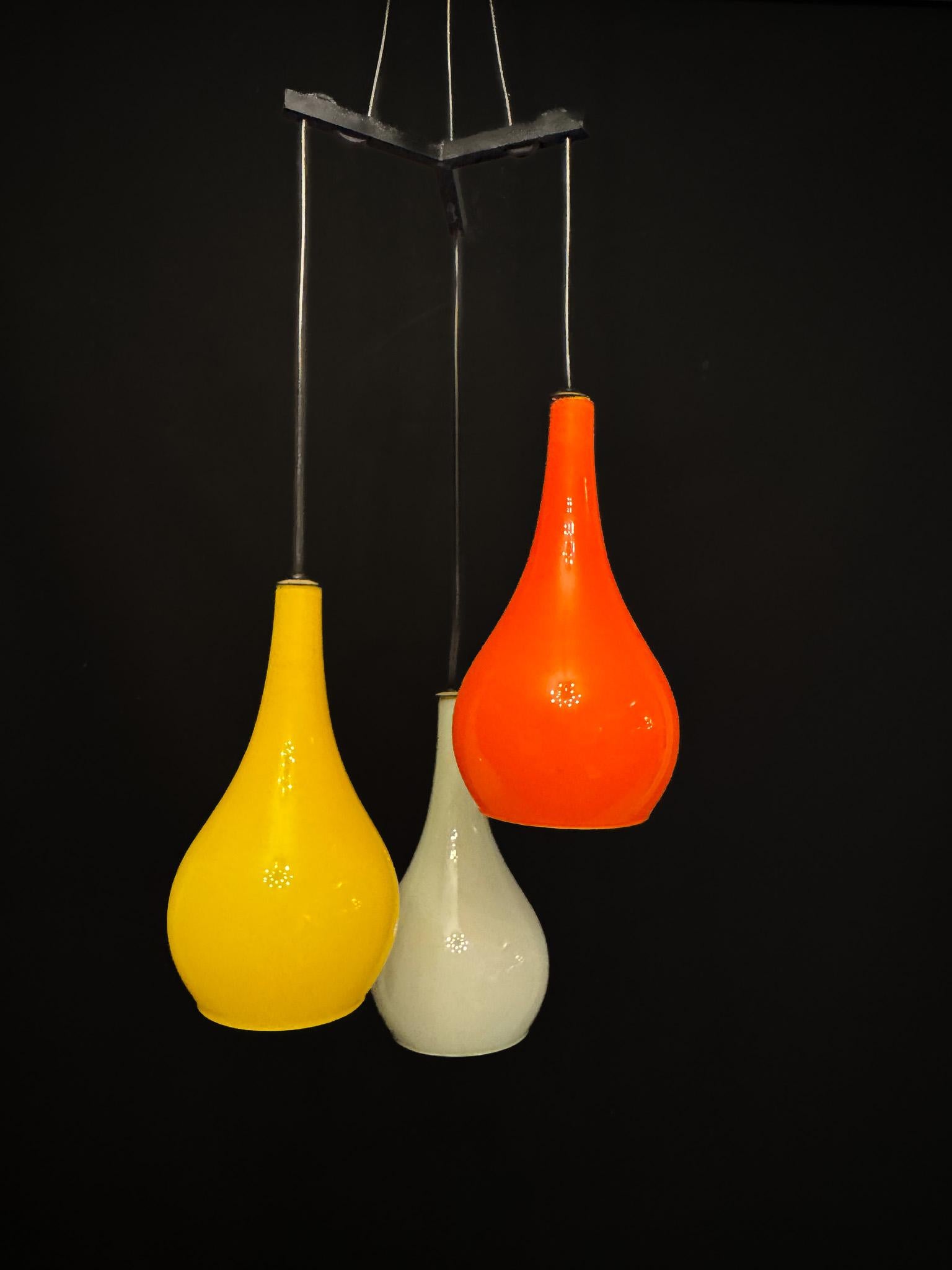 Suspension du milieu du siècle avec des abat-jours en verre Vistosi de Stilux Milano. Italie années 1960 en vente 4