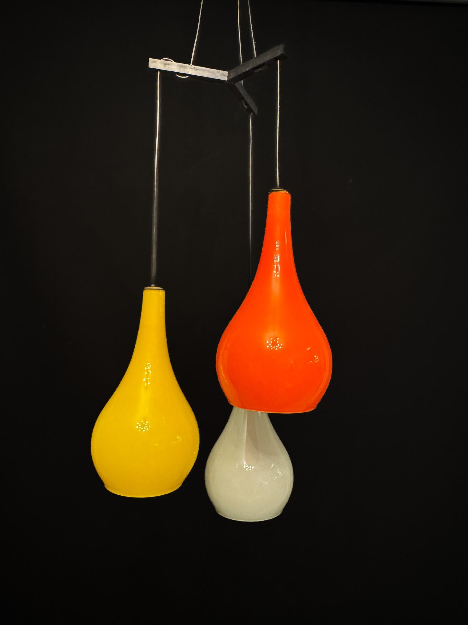 Suspension du milieu du siècle avec des abat-jours en verre Vistosi de Stilux Milano. Italie années 1960 en vente 5