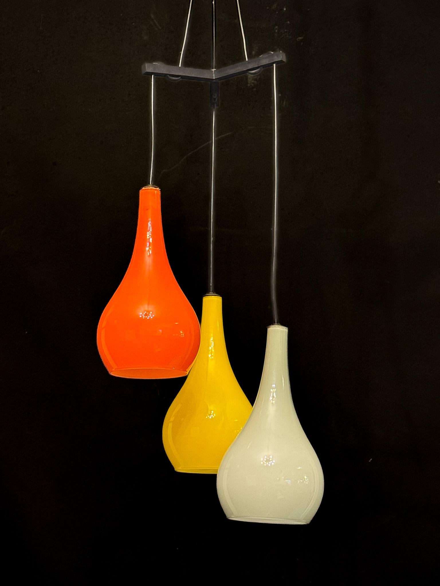 Mid-Century Modern Suspension du milieu du siècle avec des abat-jours en verre Vistosi de Stilux Milano. Italie années 1960 en vente