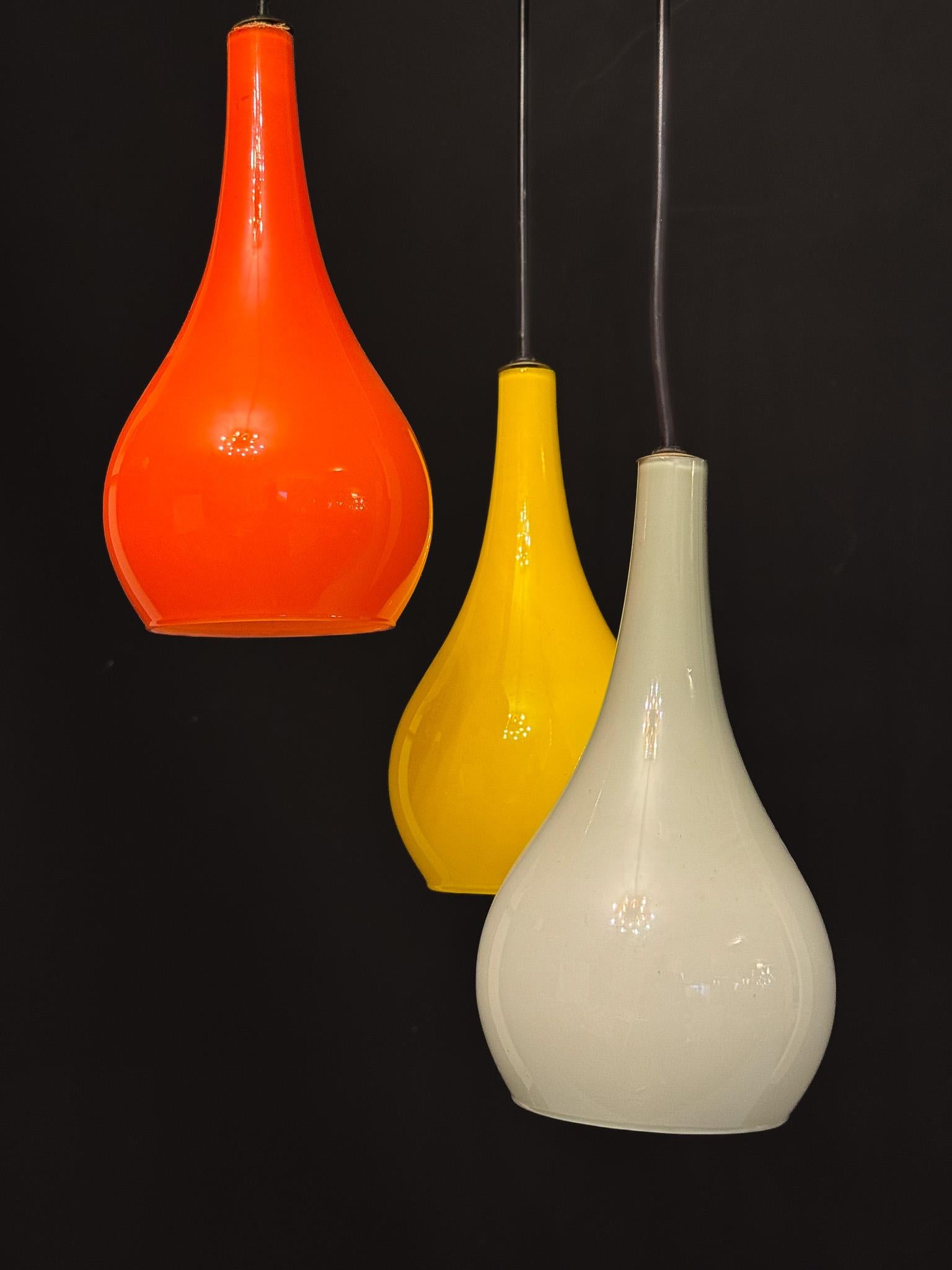 20ième siècle Suspension du milieu du siècle avec des abat-jours en verre Vistosi de Stilux Milano. Italie années 1960 en vente