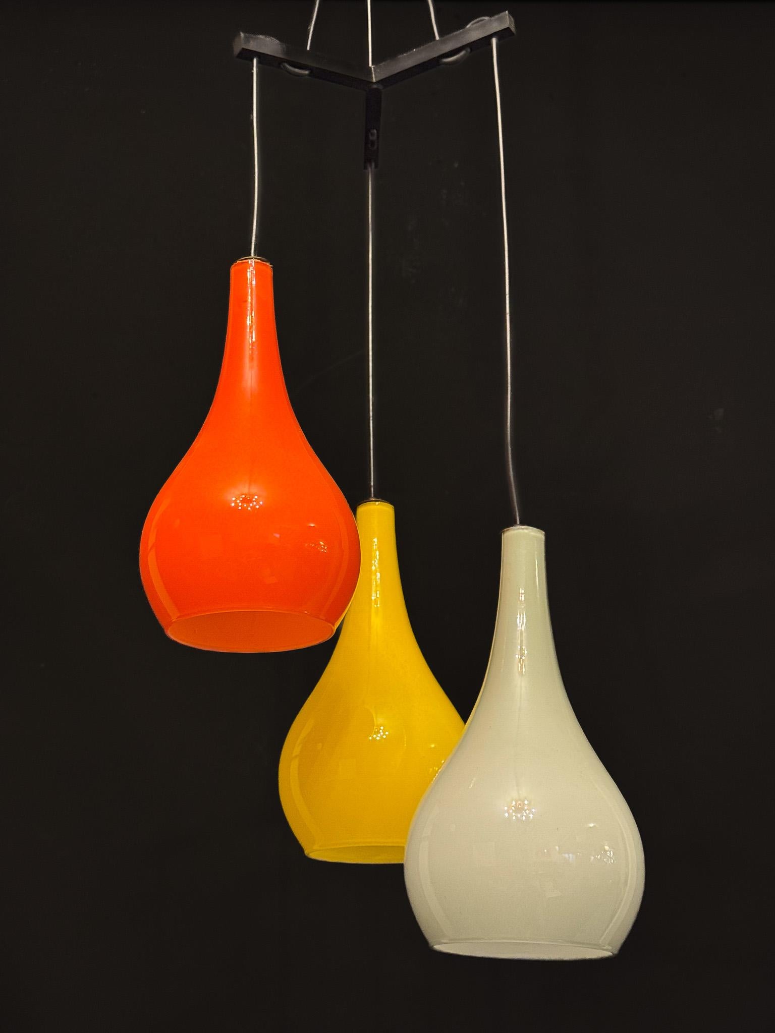 Verre de Murano Suspension du milieu du siècle avec des abat-jours en verre Vistosi de Stilux Milano. Italie années 1960 en vente