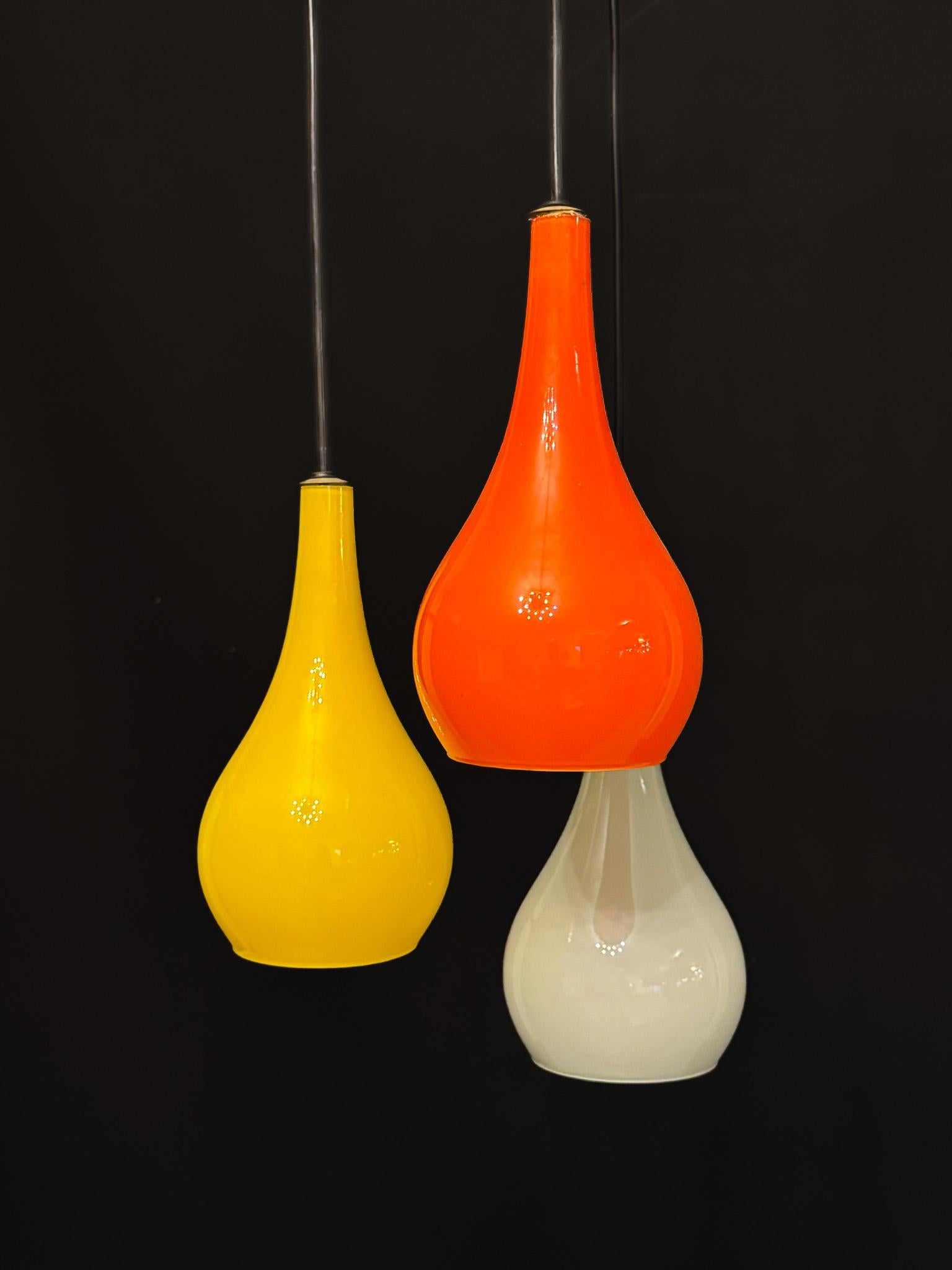 Suspension du milieu du siècle avec des abat-jours en verre Vistosi de Stilux Milano. Italie années 1960 en vente 1