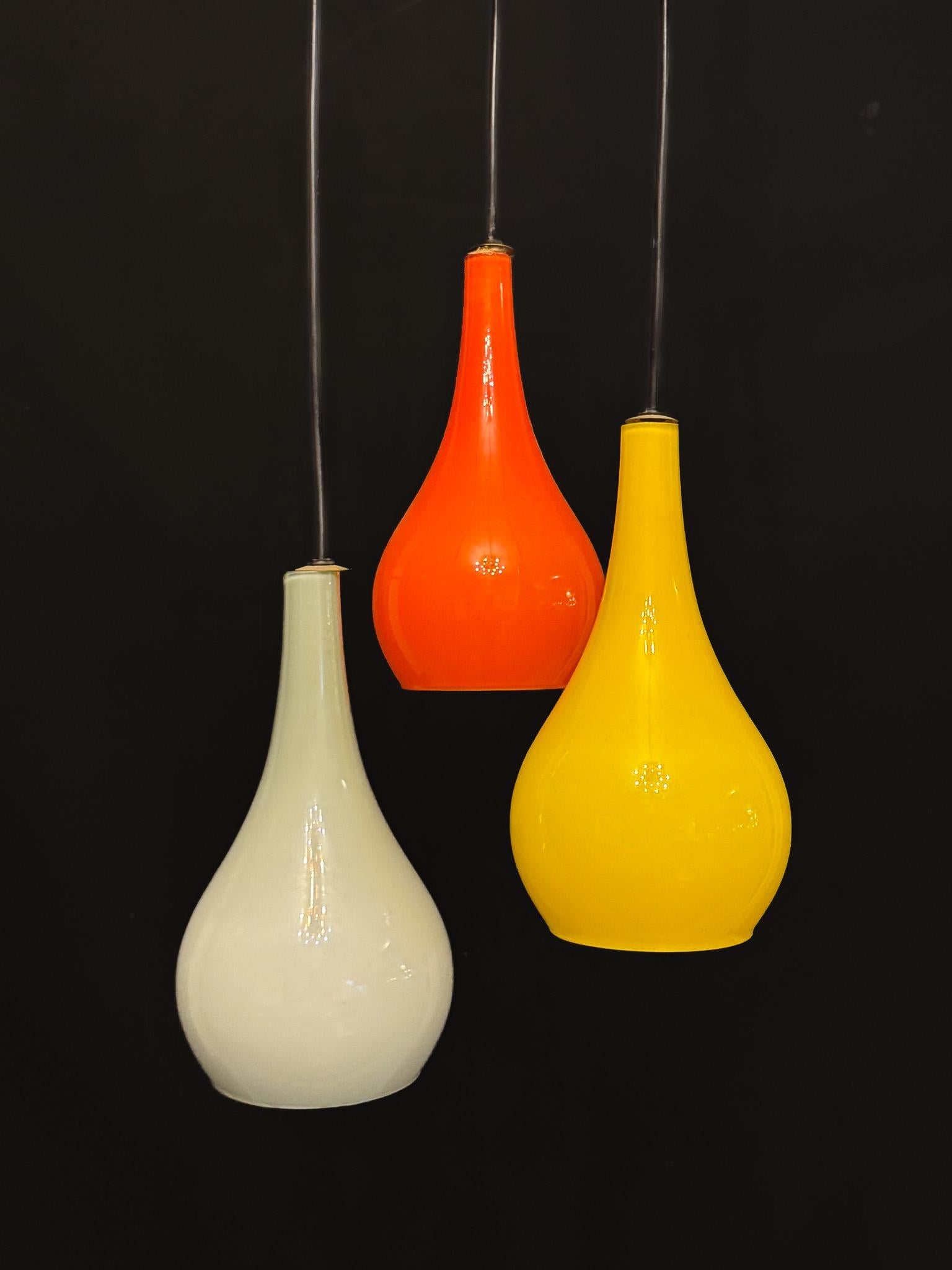 Suspension du milieu du siècle avec des abat-jours en verre Vistosi de Stilux Milano. Italie années 1960 en vente 2