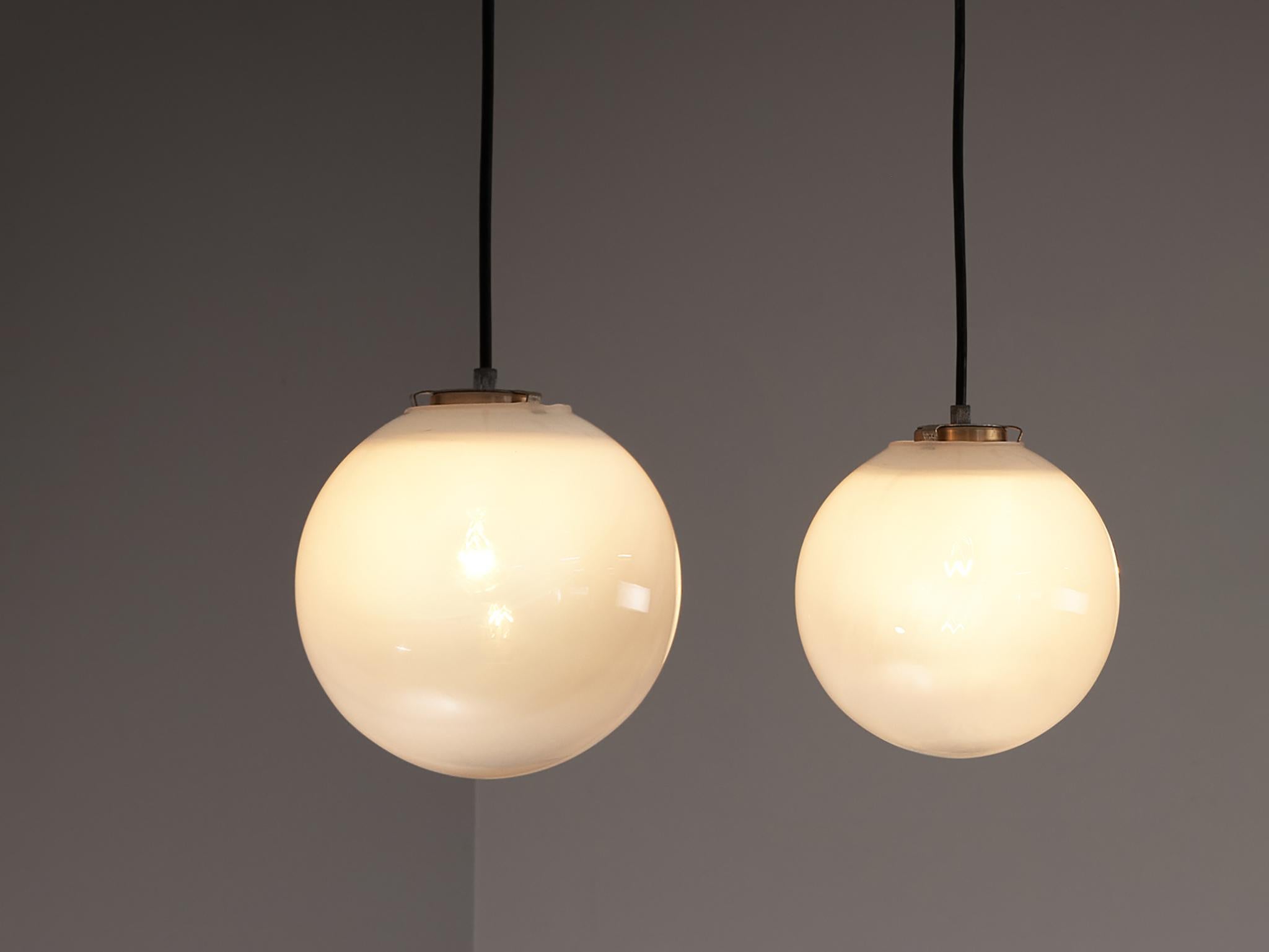 Mid-Century Modern Pendentifs du milieu du siècle dernier en verre blanc opaque à transparent en vente