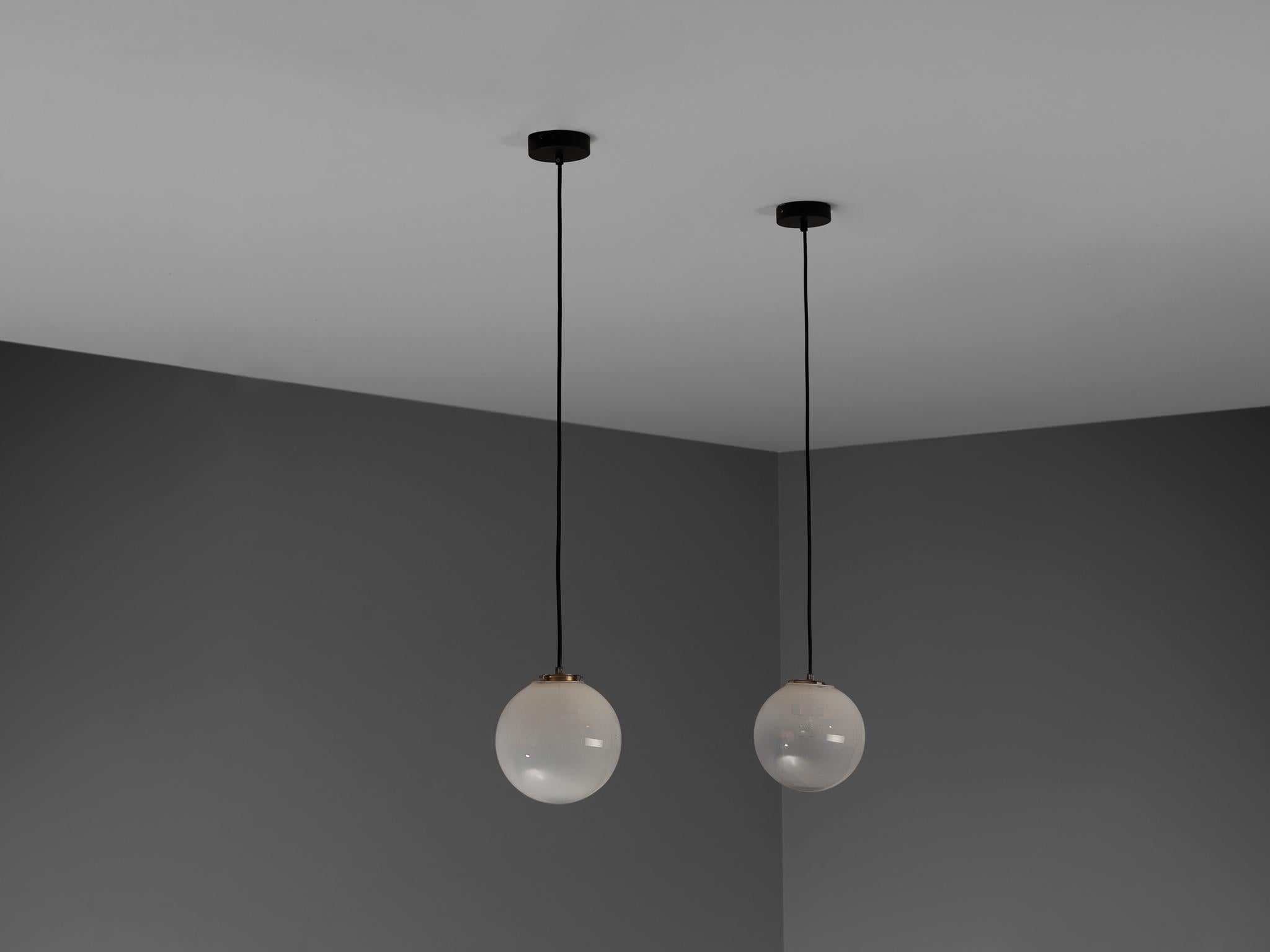 Métal Pendentifs du milieu du siècle dernier en verre blanc opaque à transparent en vente