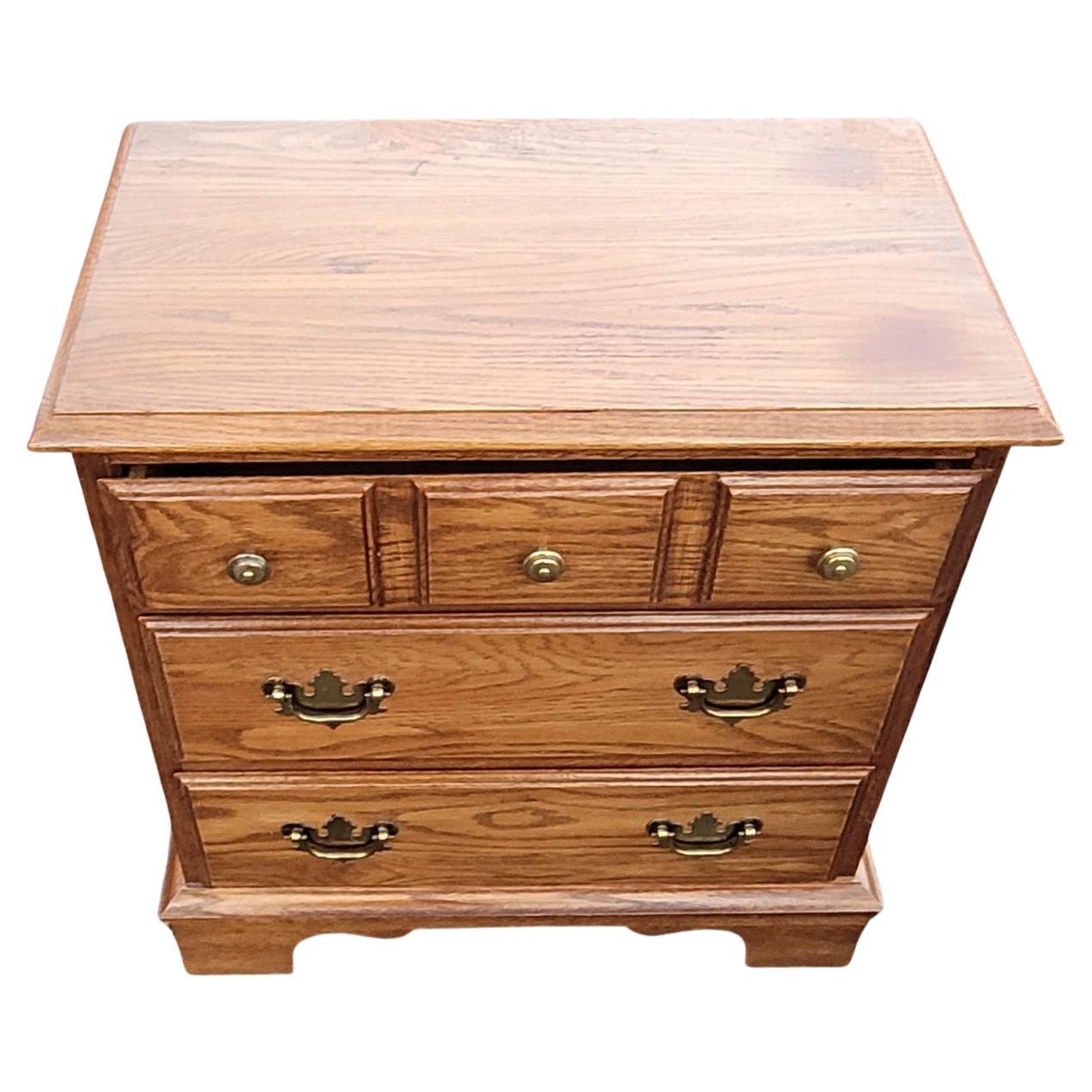 Laiton Table de nuit Mid-Century Pennsylvania House Commode en chne pour chevet, commode et table de nuit en vente