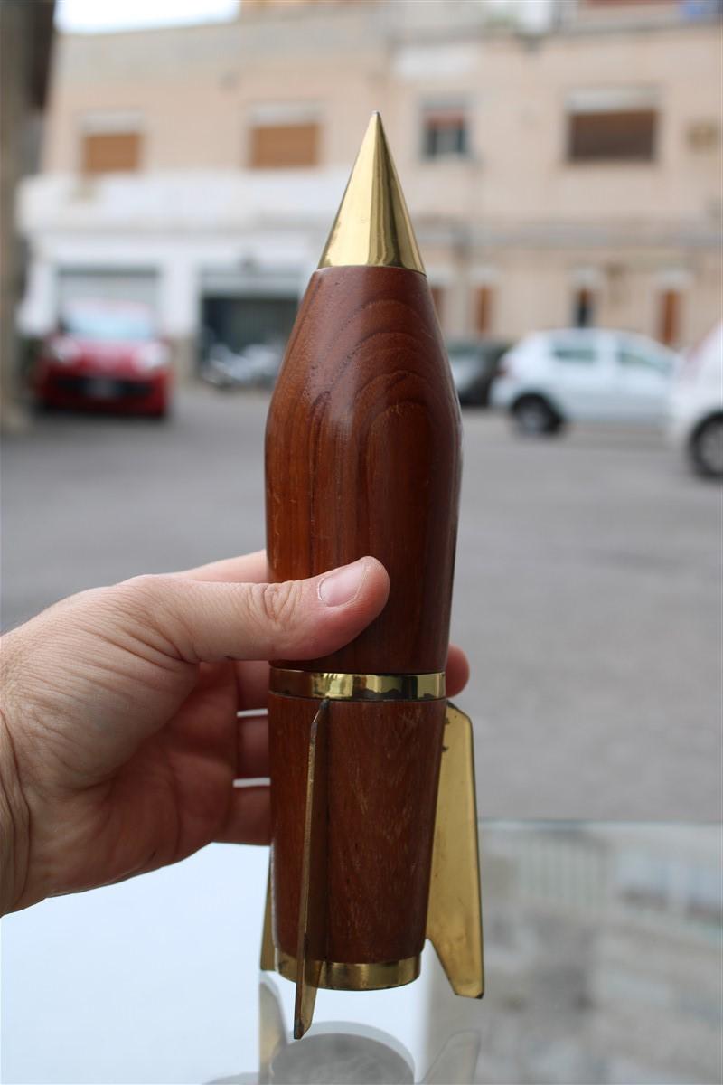 Midcentury Pepper Mill Italian Design 1950s Brass and Teak Missile In Good Condition For Sale In Palermo, Sicily