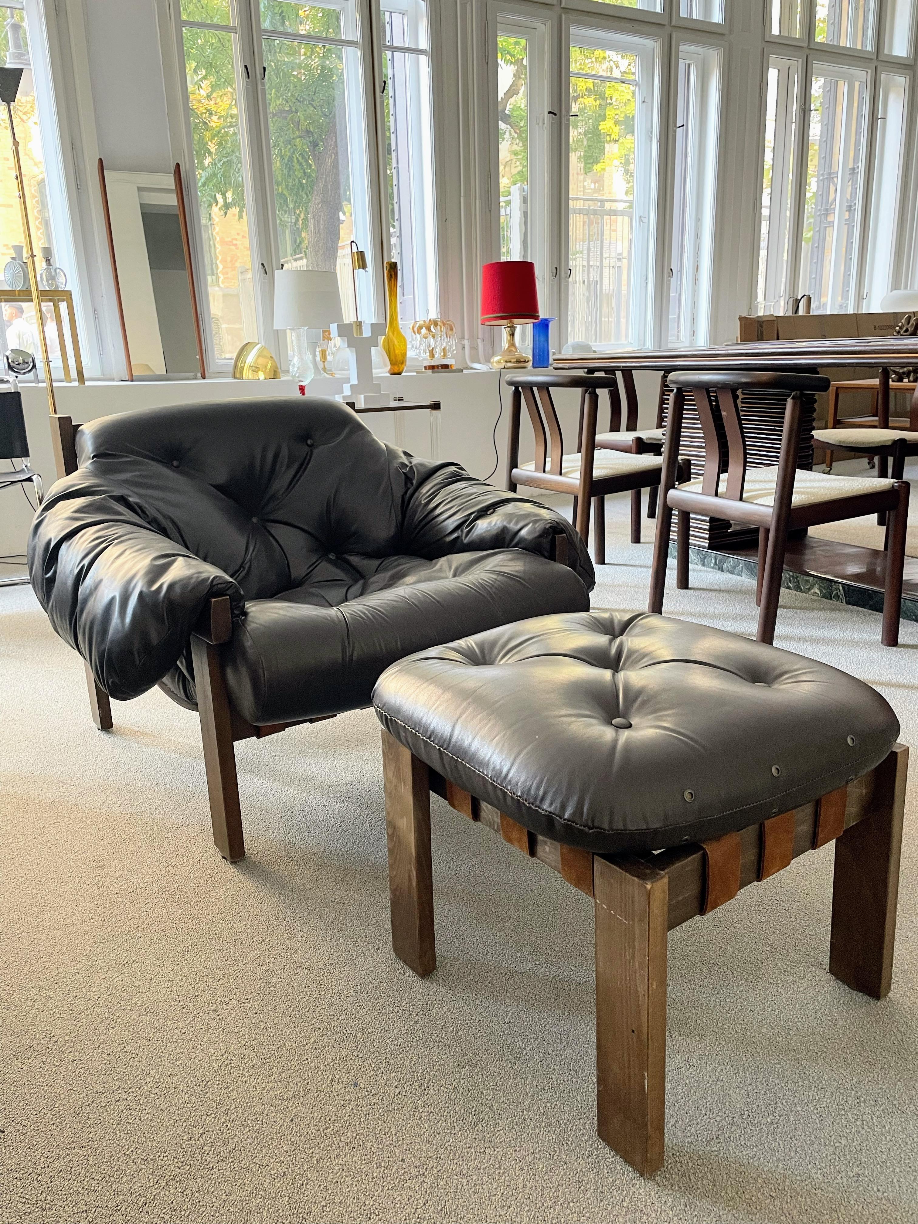 Stunning tufted leather armchair and ottoman in manner of Brazilian designer Percival Lafer. 
Featuring a solid wood frame with beautiful grain that supports the natural leather straps which the tufted dark brown leather cushion rests on. 
The