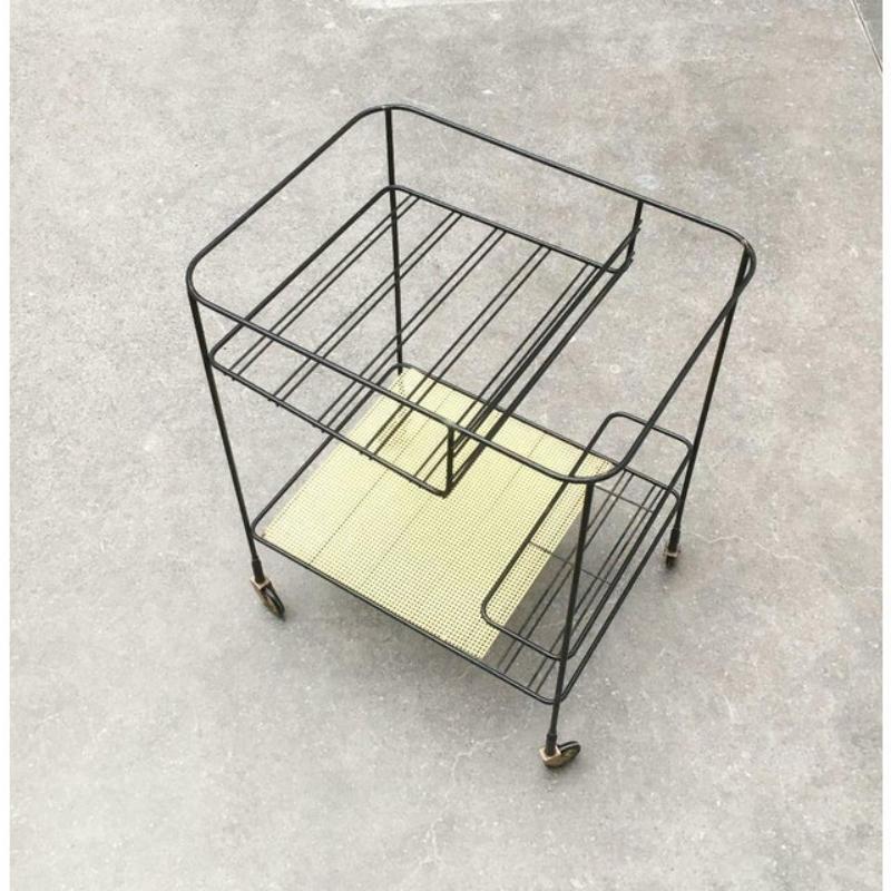 Carrello bar in filigrana con elemento in lamiera forata.

Il design ricorda il linguaggio formale di MATERGOT. Una raffinata lastra traforata incontra una cornice in filigrana. Un design molto elegante, curato nei minimi dettagli.
L'auto è