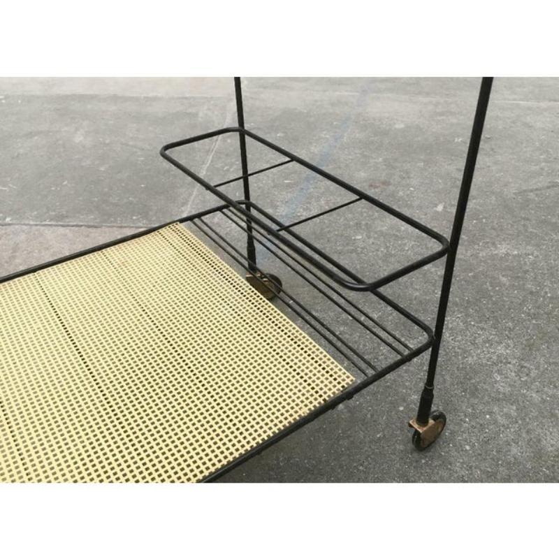 Mid-Century moderno Carrello da bar in metallo traforato di metà secolo in vendita