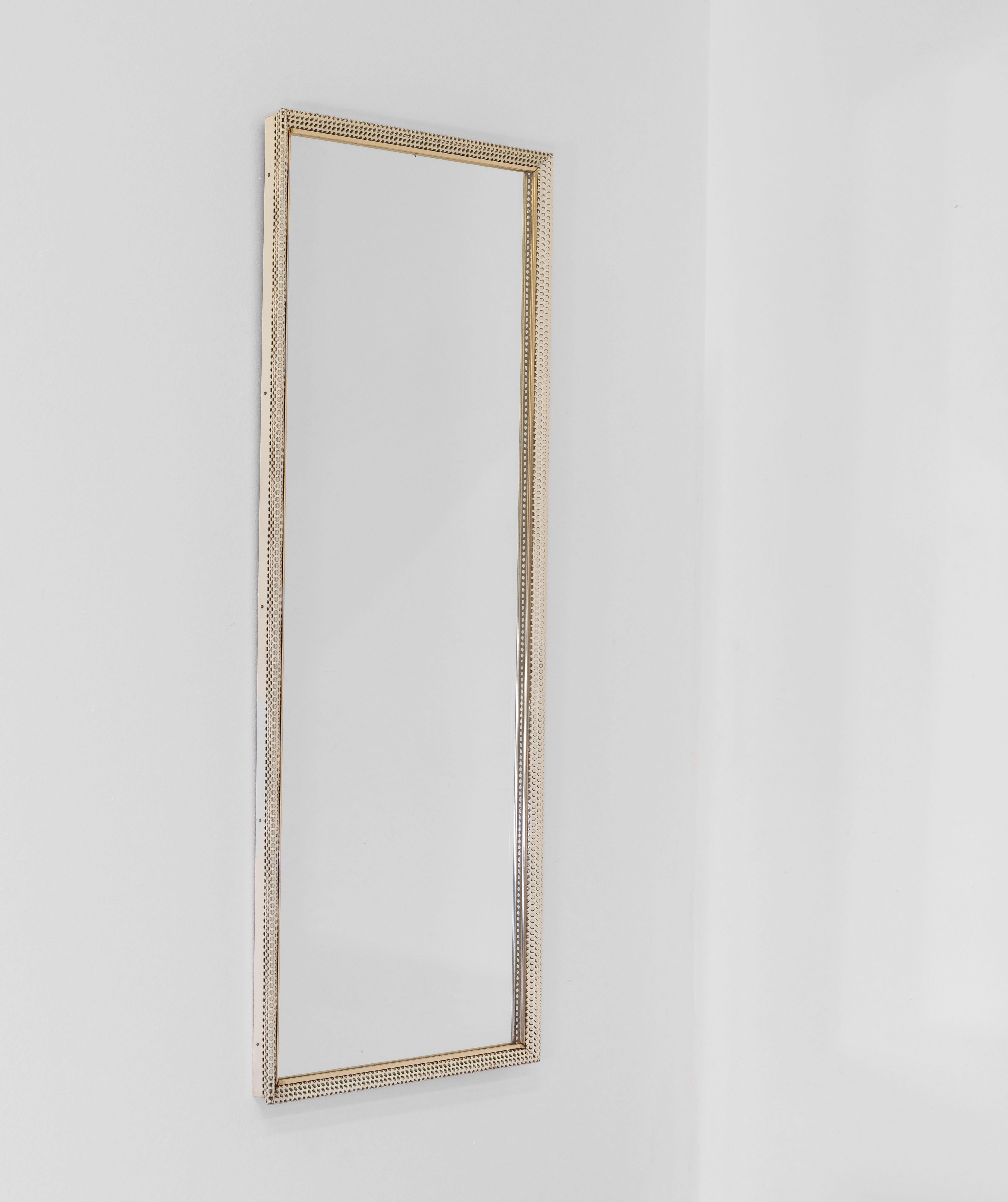 Miroir mural en métal perforé de style Mathieu Matégot. Français. Vers 1950.

Le métal peint est de couleur ivoire et en très bon état, sans dommage pour le métal. Il y a quelques pertes de peinture, principalement dans les coins, et de légers