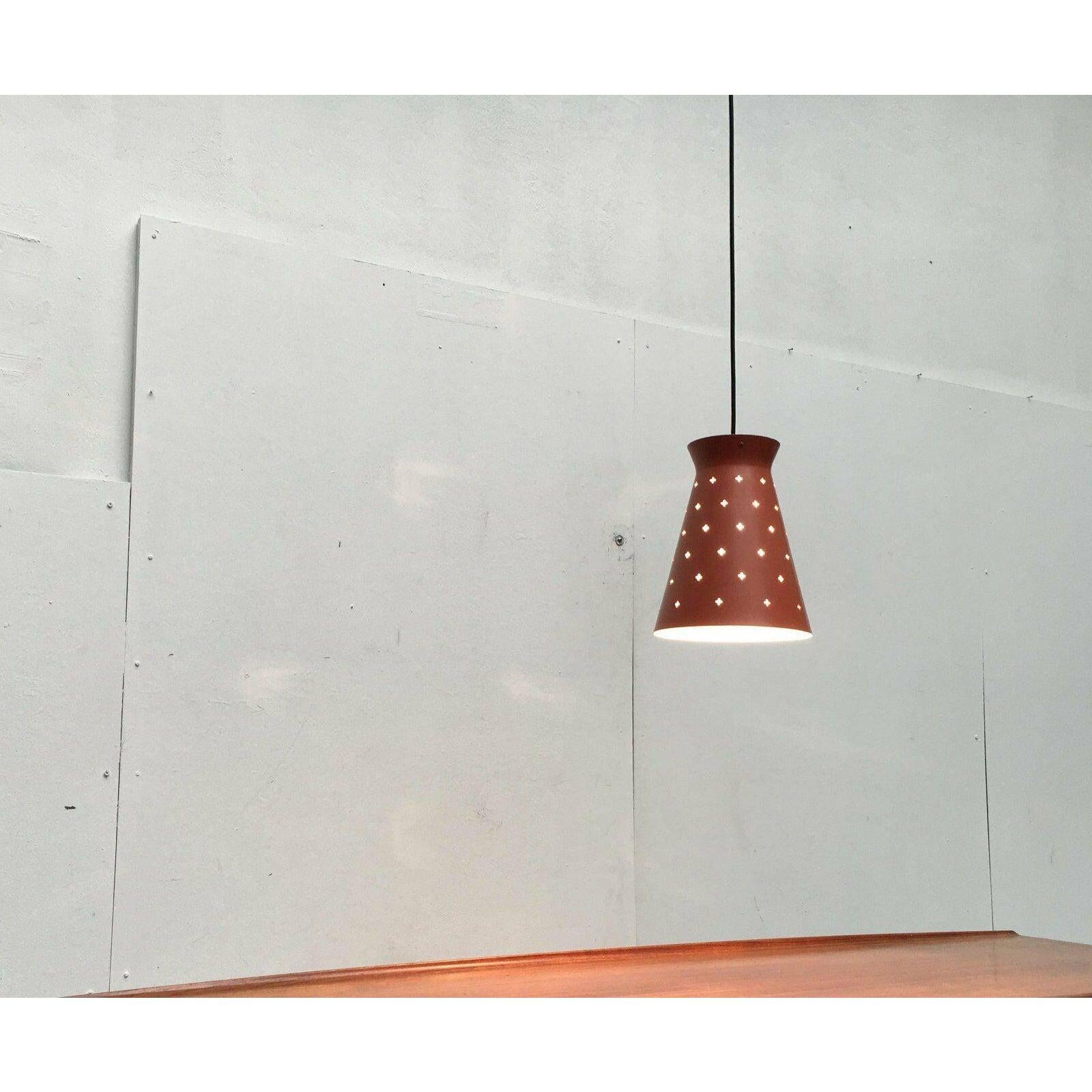 Lampada a sospensione di metà secolo in metallo traforato, anni '60 in vendita 4