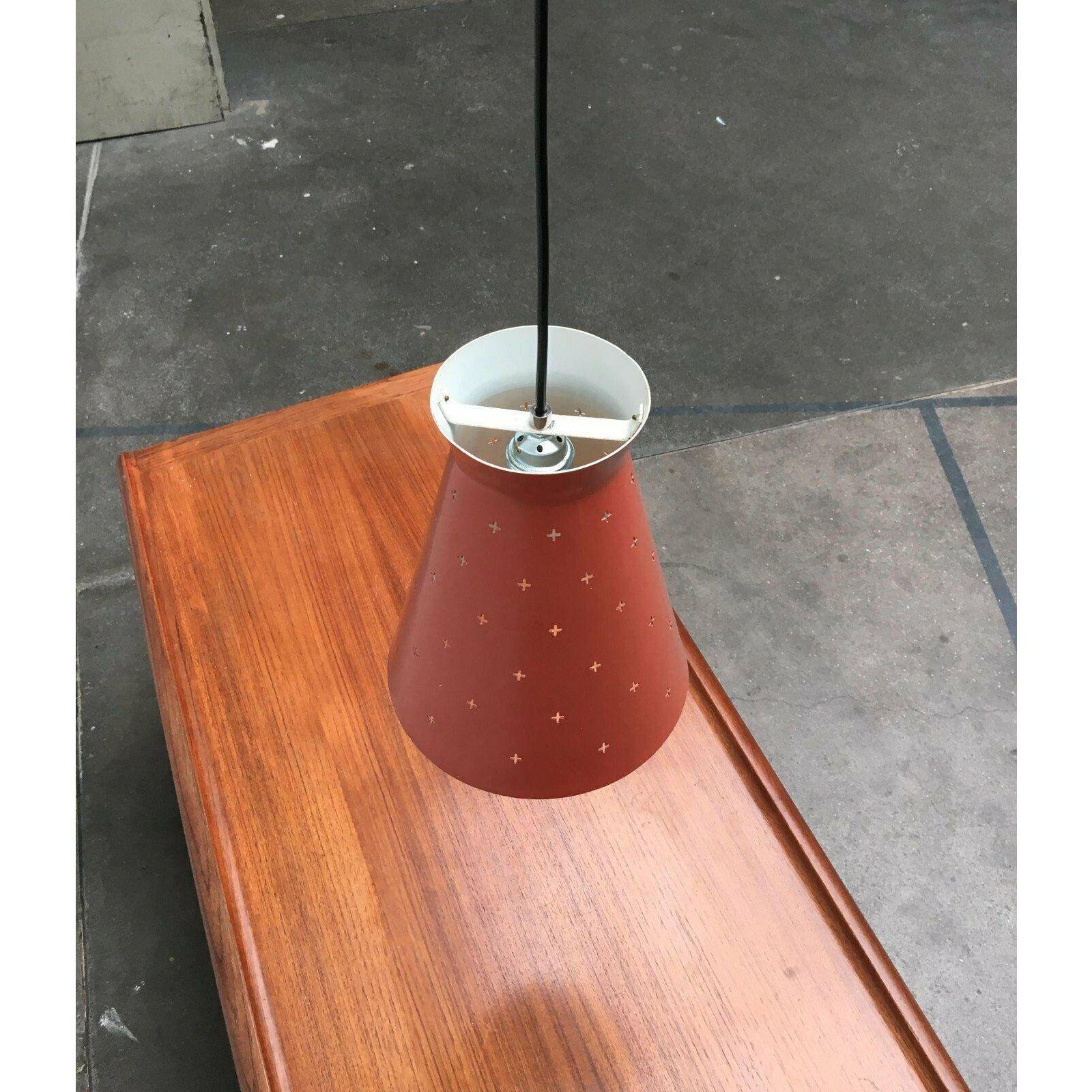 Lampada a sospensione di metà secolo in metallo traforato, anni '60 In condizioni ottime in vendita a Hamburg, DE