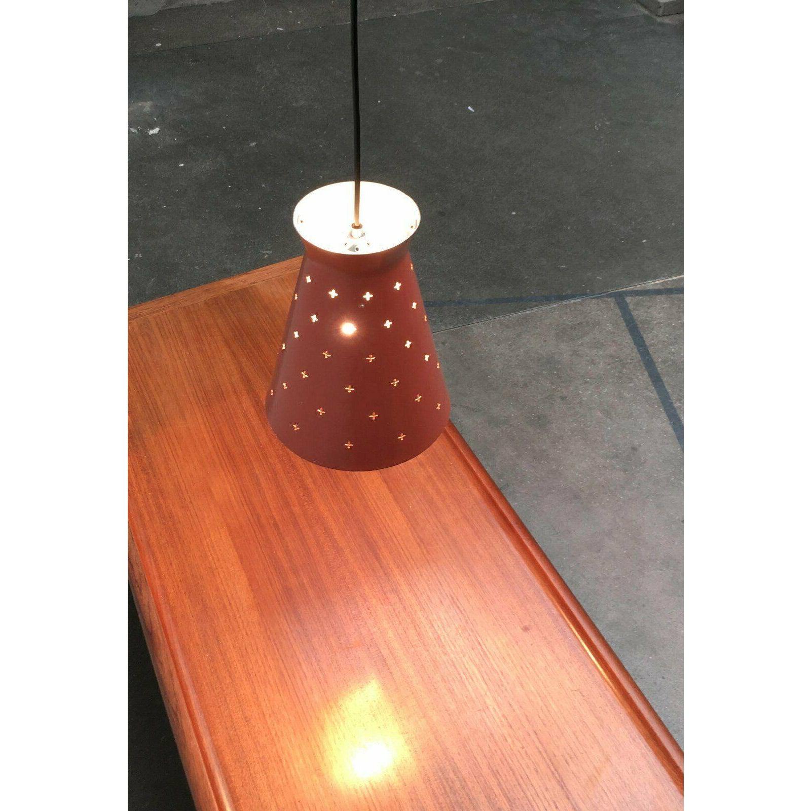 XX secolo Lampada a sospensione di metà secolo in metallo traforato, anni '60 in vendita