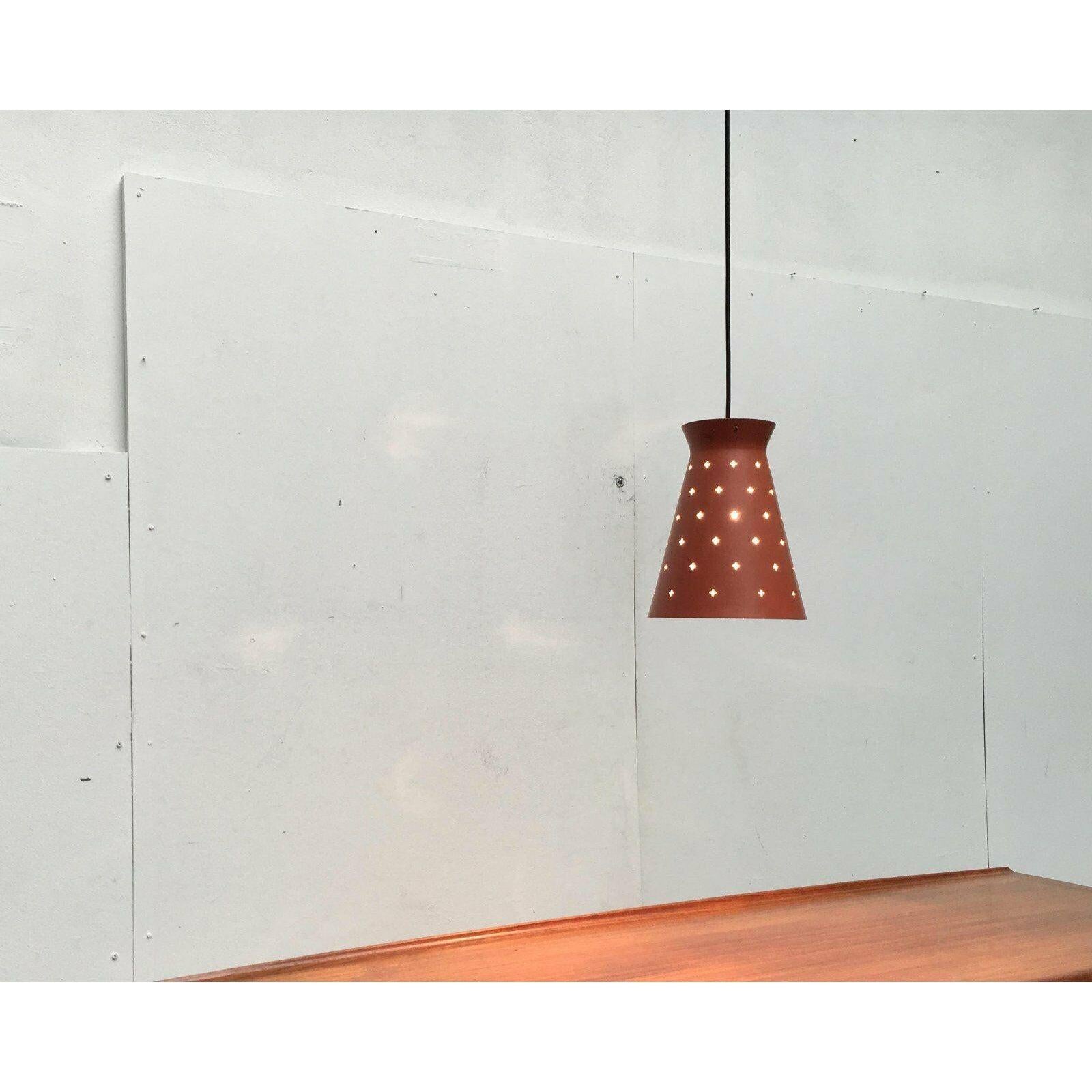 Lampada a sospensione di metà secolo in metallo traforato, anni '60 in vendita 1