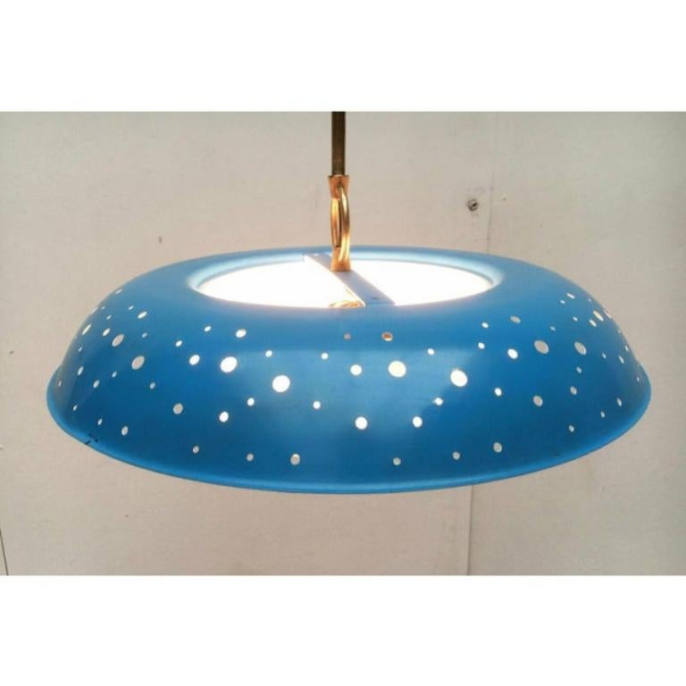 Raro pendolo ad asta della metà del secolo scorso con perforazioni distintive. Probabilmente di Hillebrand, basato su un disegno di Ernest Igl degli anni '50/'60.
 
 La tonalità blu brillante dell'ombrello è particolarmente accattivante. I dettagli