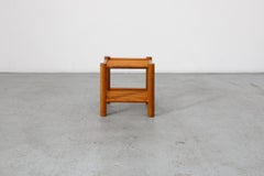 Tabouret à goujons blond primitif de style Perriand du milieu du siècle, à deux niveaux
