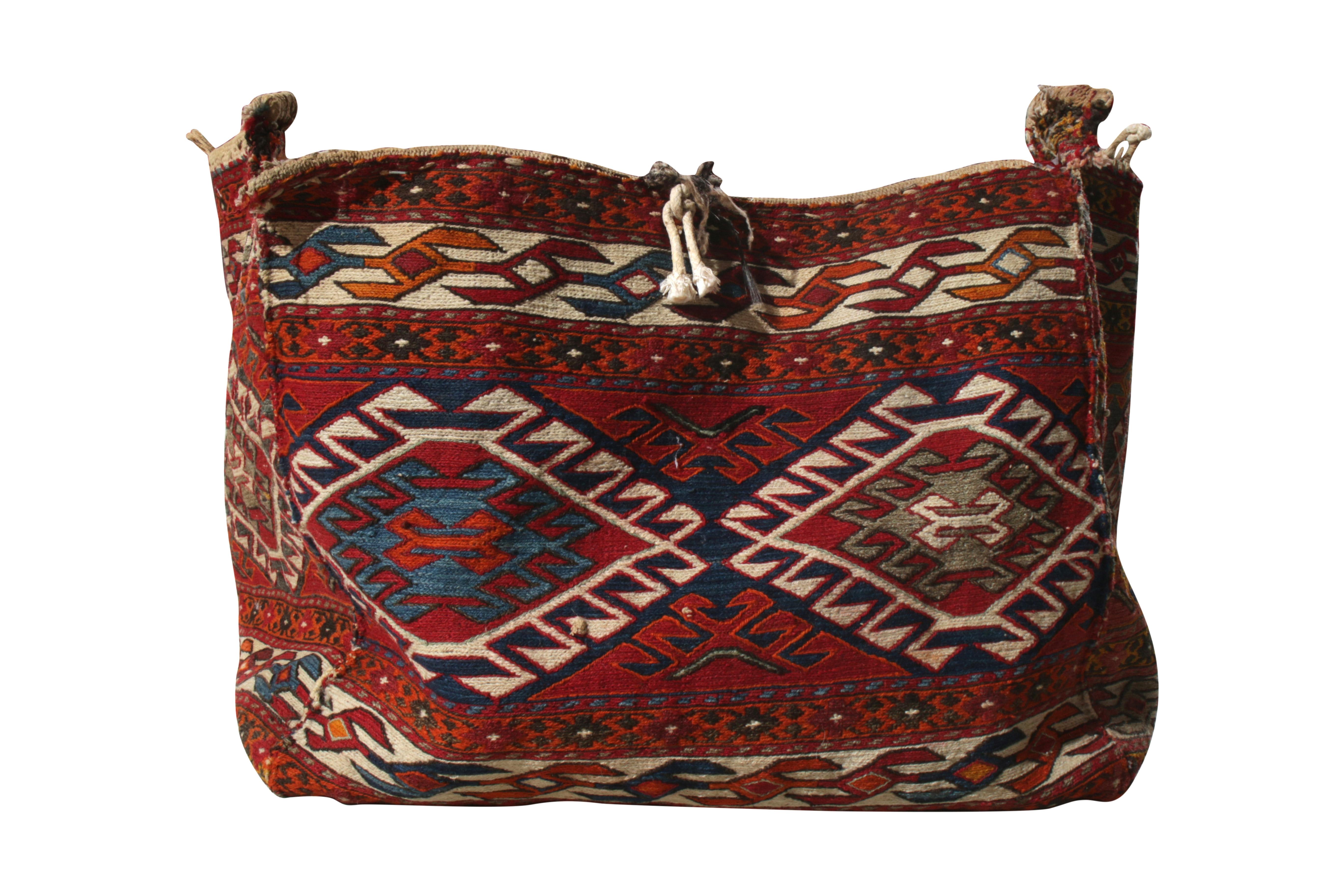 Tribal Sac persan du milieu du siècle dernier tissé à plat, motif géométrique bleu, rouge, blanc en vente