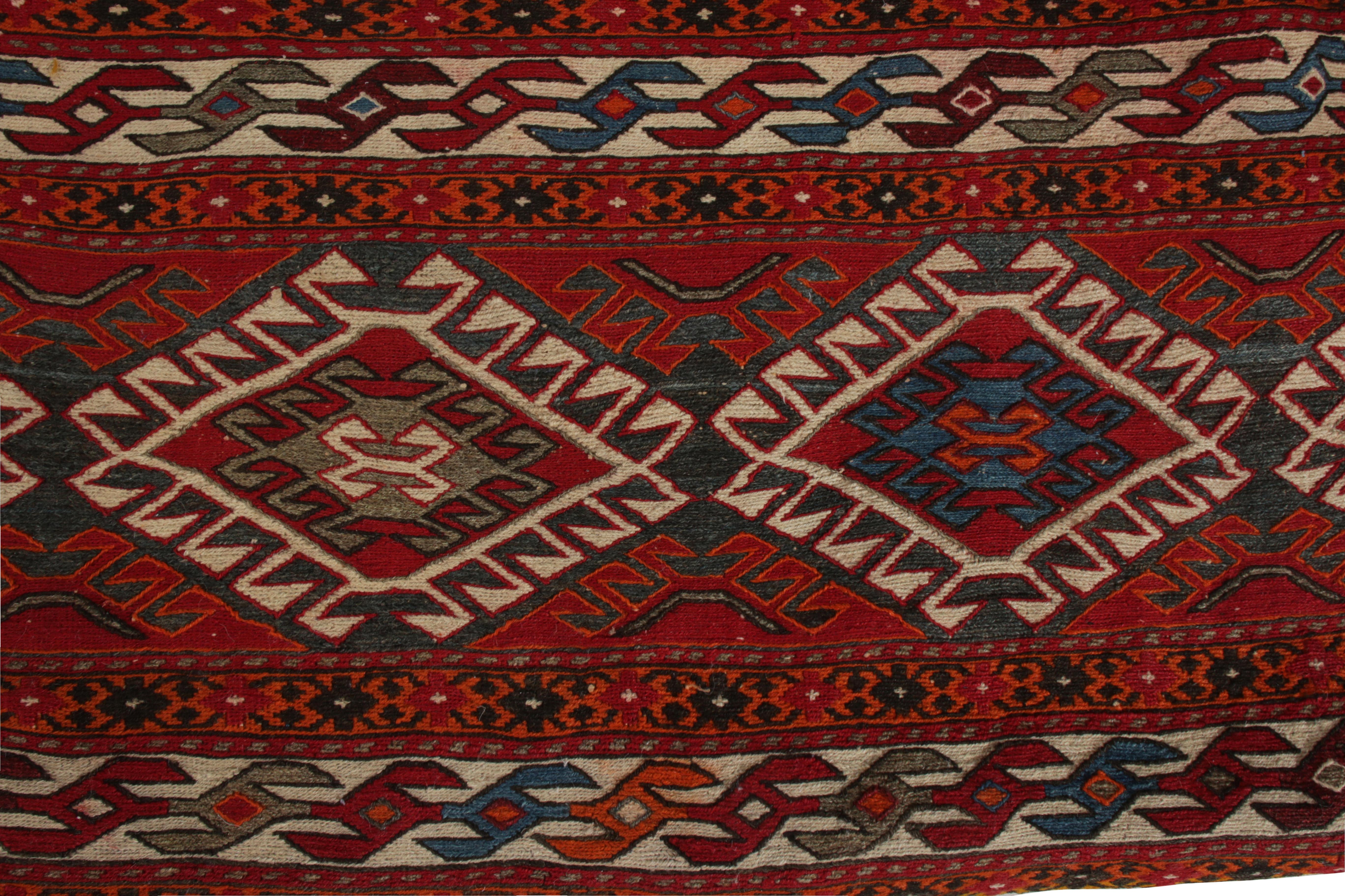 Afghan Sac persan du milieu du siècle dernier tissé à plat, motif géométrique bleu, rouge, blanc en vente