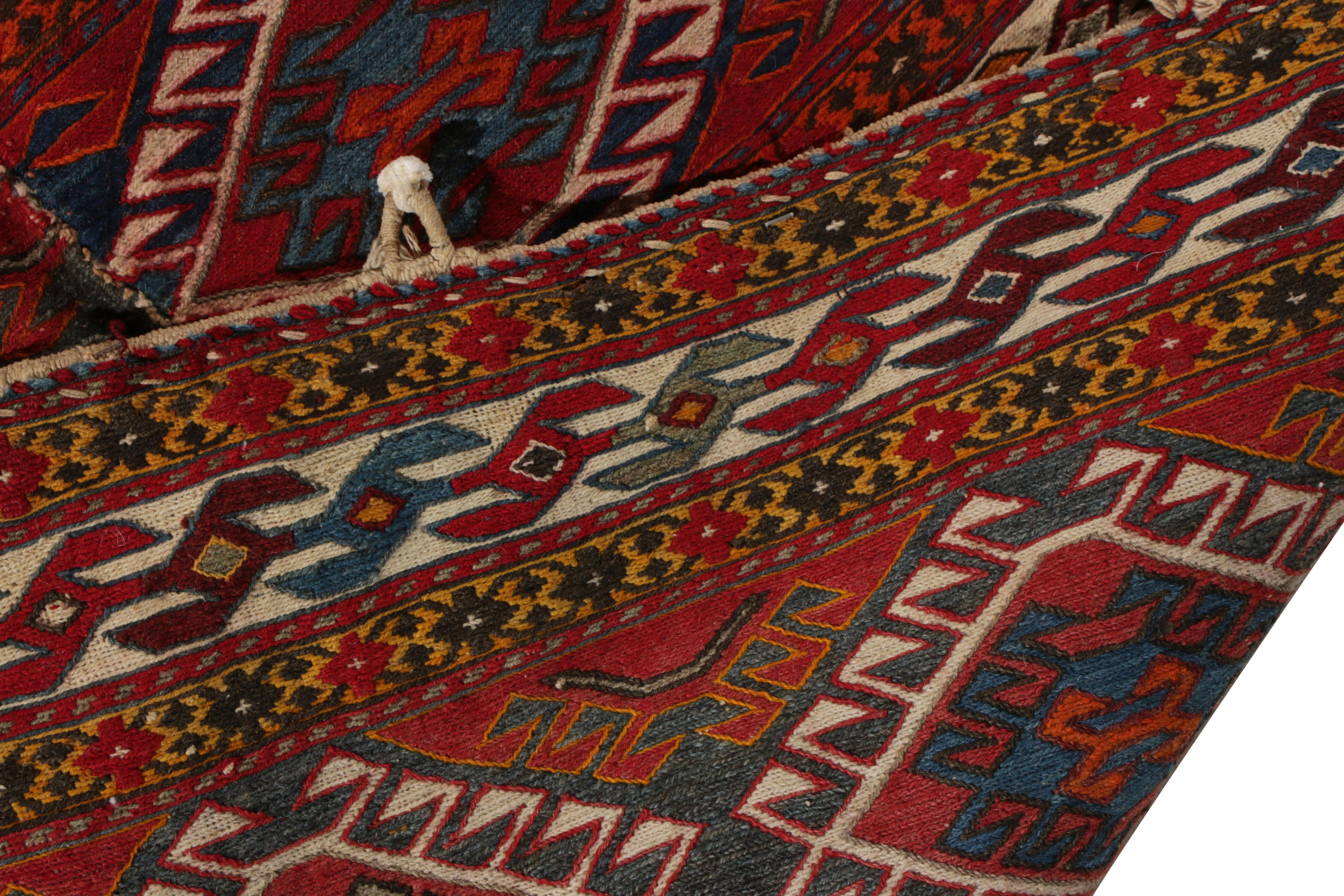 Noué à la main Sac persan du milieu du siècle dernier tissé à plat, motif géométrique bleu, rouge, blanc en vente