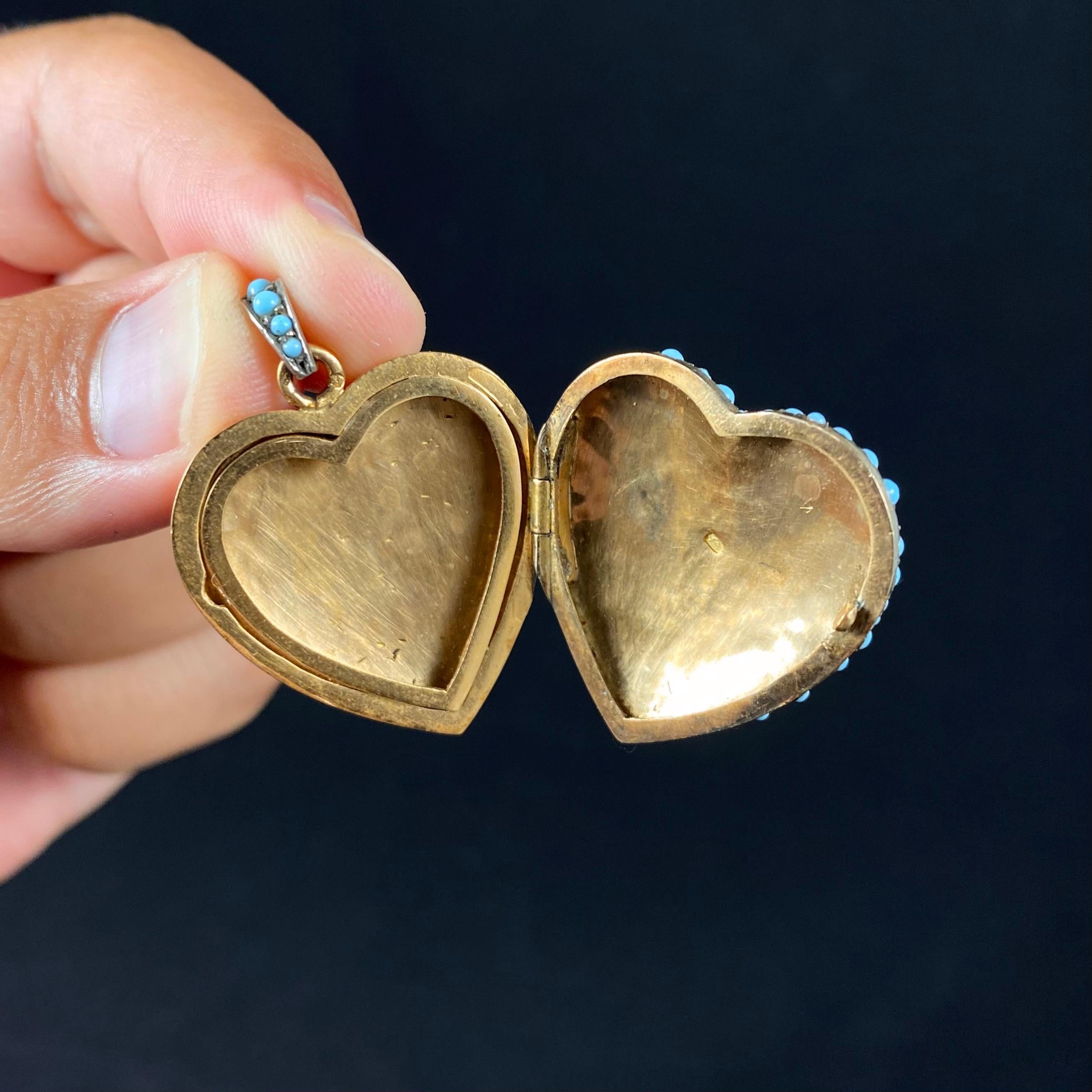 Broche médaillon persane du milieu du siècle dernier en or jaune avec ruban en forme de cœur et turquoise Unisexe en vente