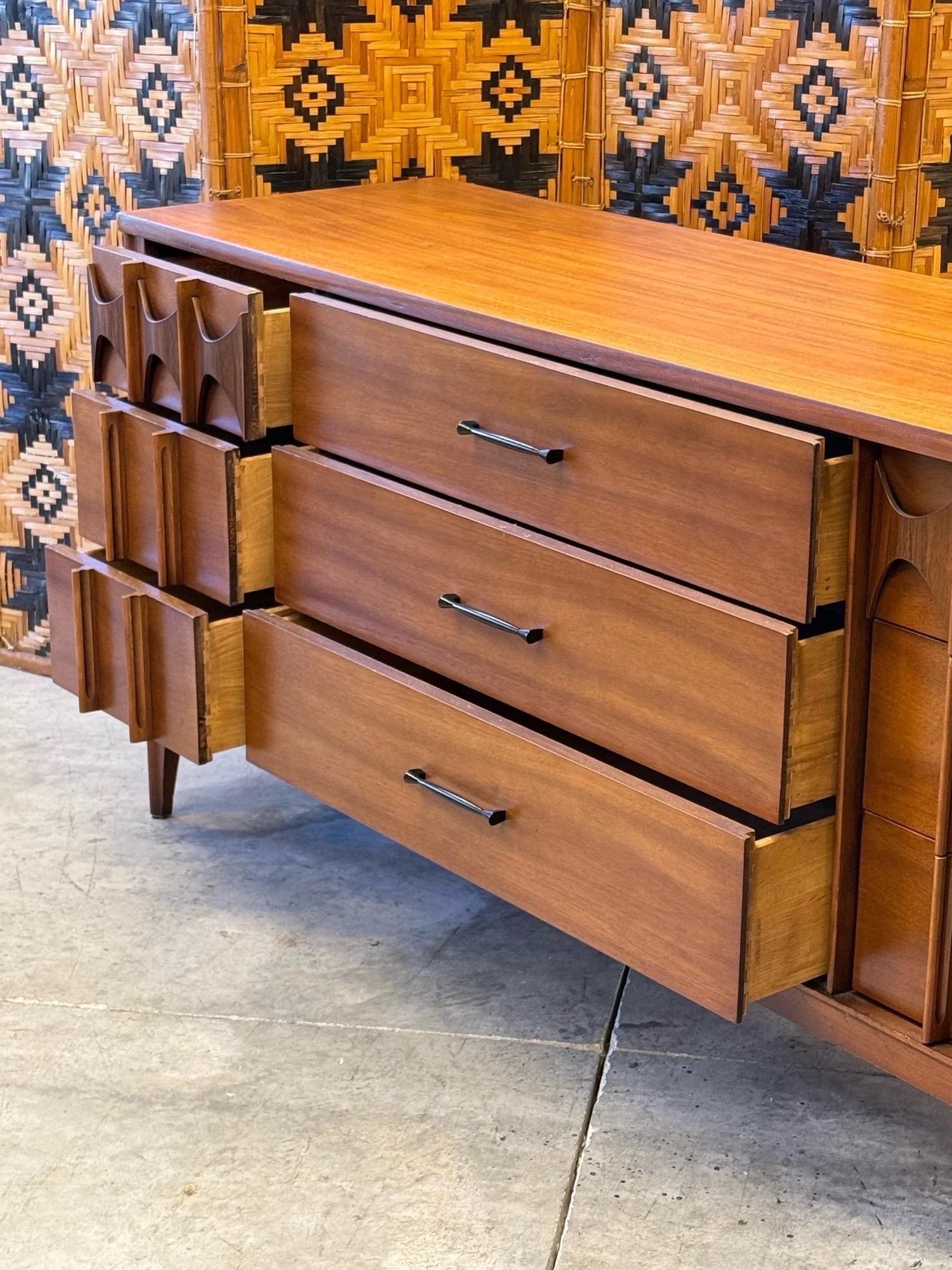 Kommode 'Perspecta' mit neun Schubladen aus der Mitte des Jahrhunderts, hergestellt von Kent Coffey, ca. 1960er Jahre. Ein Klassiker aus der Mitte des Jahrhunderts aus warmem Nussbaumholz mit Palisander-Akzenten. Die neun Schubladen bieten ein