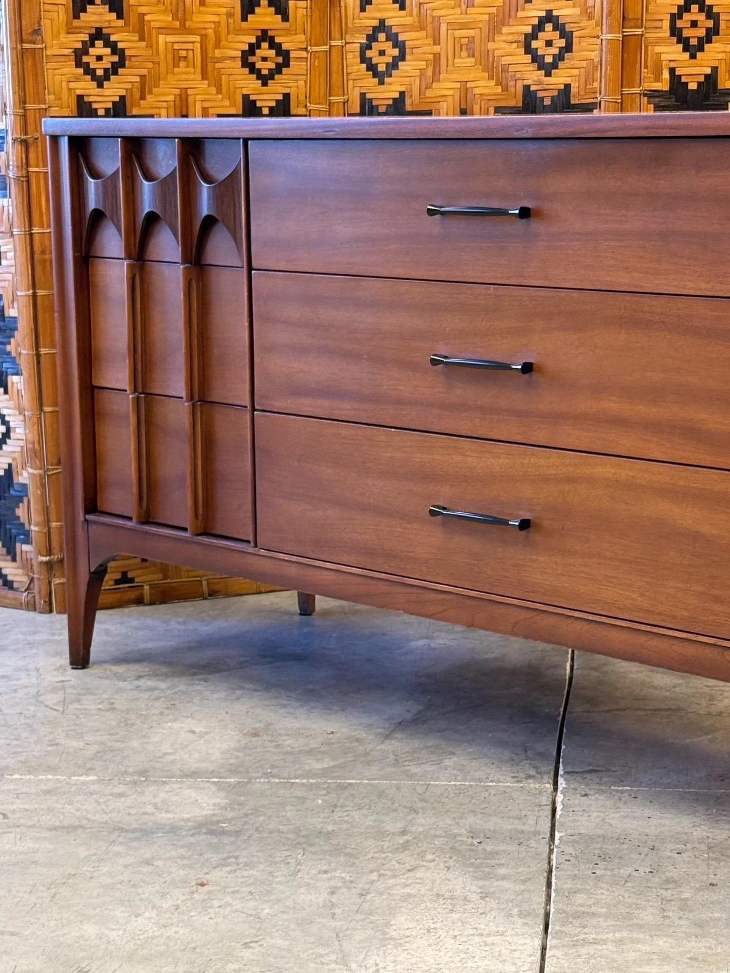 Perspecta Kommode aus der Jahrhundertmitte von Kent Coffey (Moderne der Mitte des Jahrhunderts) im Angebot