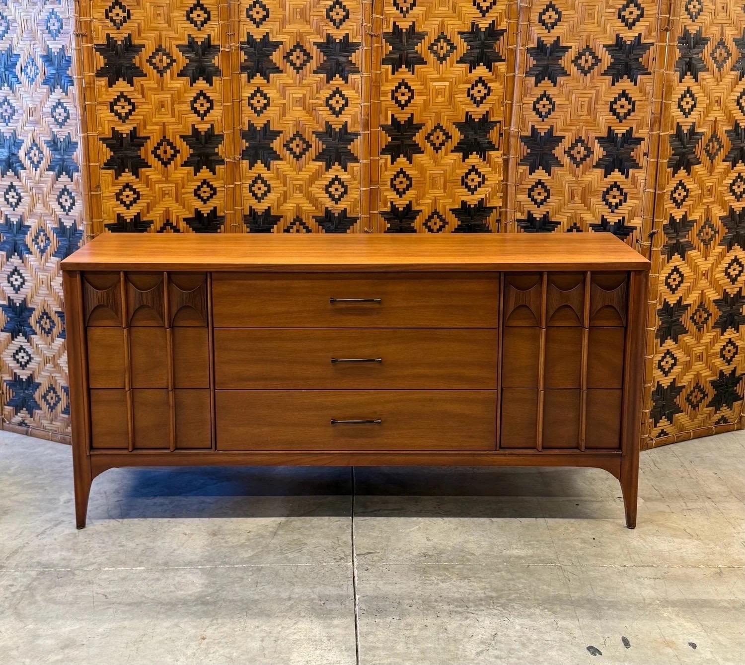 Perspecta Kommode aus der Jahrhundertmitte von Kent Coffey im Zustand „Gut“ im Angebot in Raleigh, NC