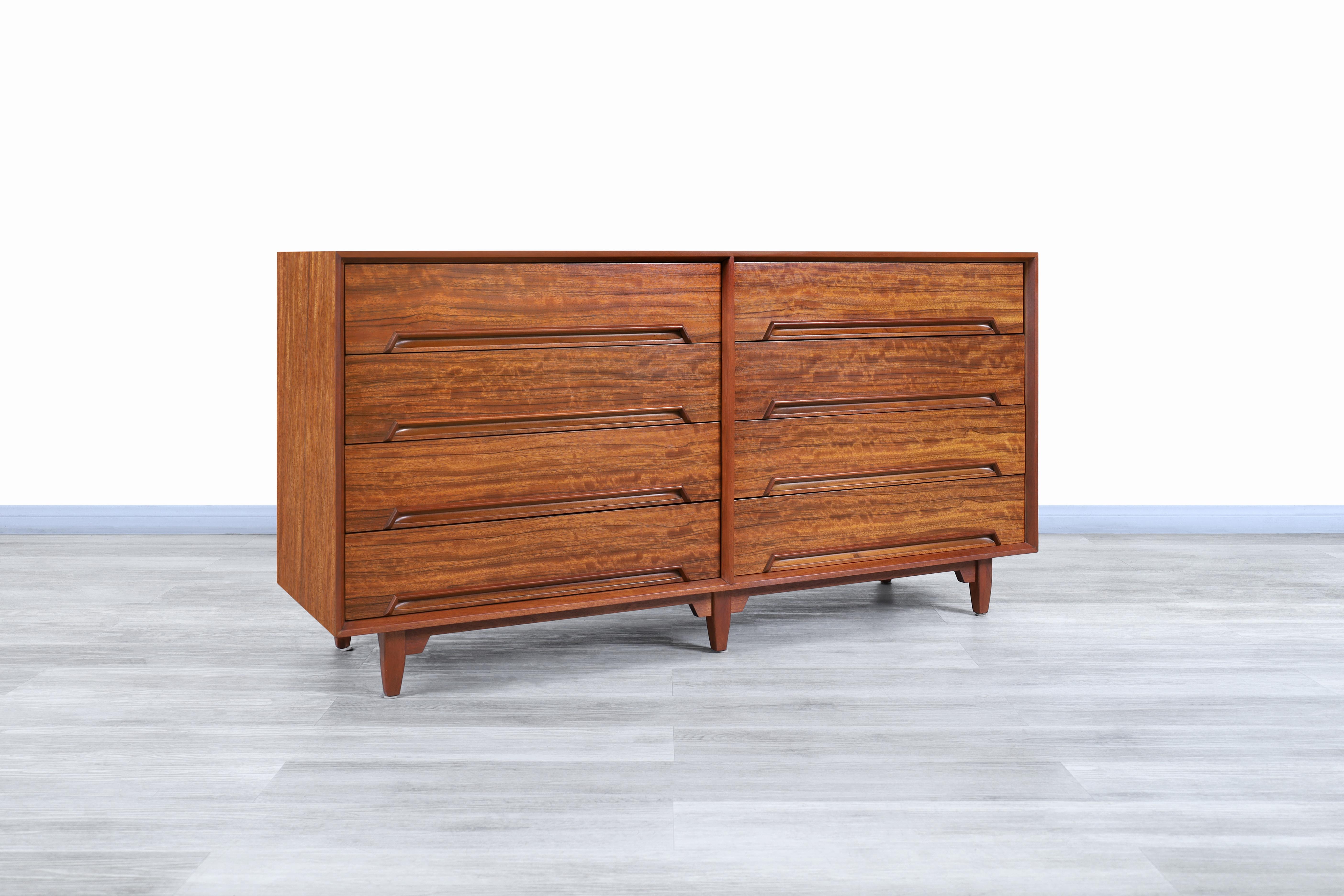 Stunning midcentury dresser designed by Milo Baughman for Drexel´s “Perspective” collection in the United States, circa 1950s. This dresser has been constructed from an exotic and beautiful Mindoro wood imported from the Philippines and belongs to