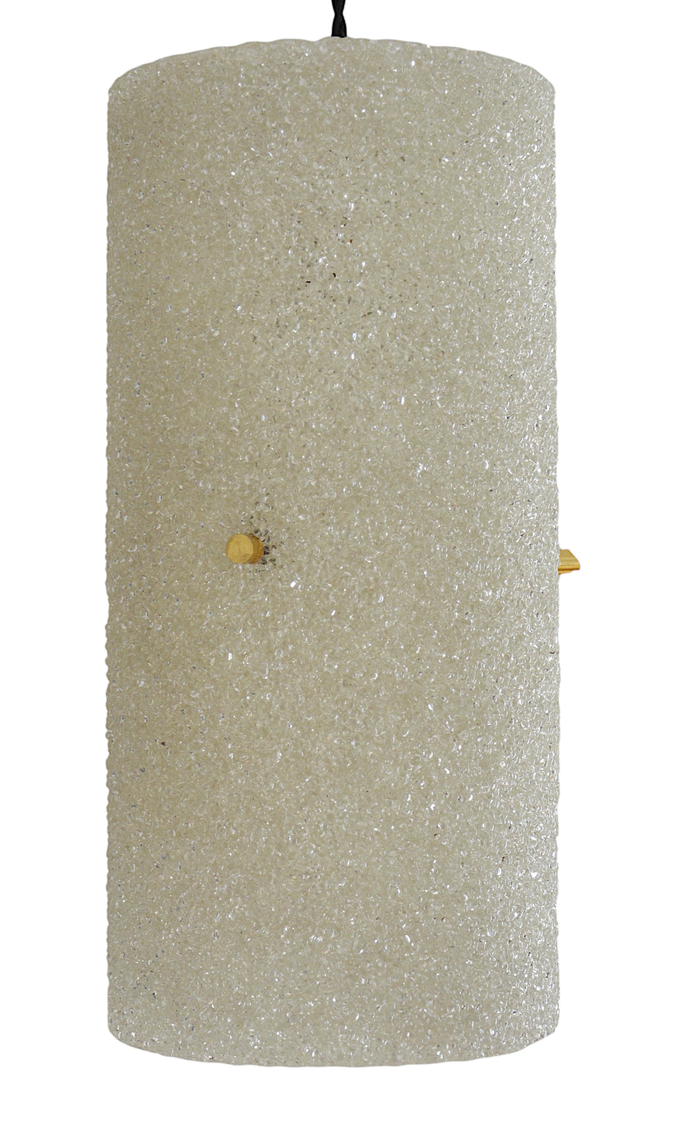 Authentique suspension française du milieu du siècle dernier, datant des années 1960, avec un abat-jour élégant en plexiglas suspendu à un baldaquin en laiton patiné noir. L'abat-jour est fixé par trois cabochons en laiton, ce qui ajoute un détail
