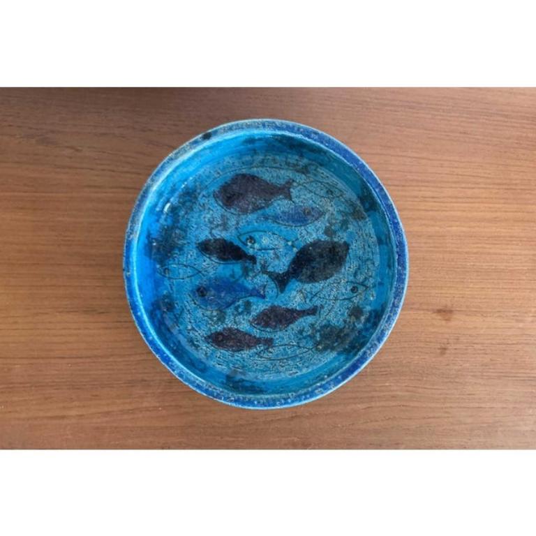 Ciotola in ceramica Pesce di metà secolo di Aldo Londi per Bitossi, Italia, anni '60, in ottime condizioni. Progettato tra il 1960 e il 1969 Questo pezzo ha un marchio di attribuzione, sono sicuro che sia completamente autentico e mi assumo la piena
