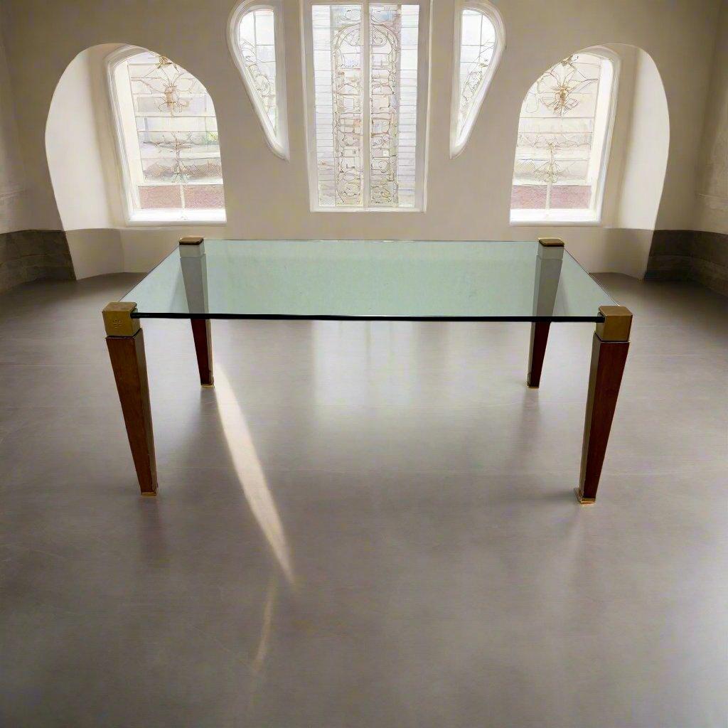 Table basse rectangulaire en verre et laiton du milieu du siècle de GHYCZY

Transformez votre espace de vie avec l'élégance raffinée de la table basse rectangulaire en verre de Peters GhycCZY. Avec son design intemporel et sa fabrication