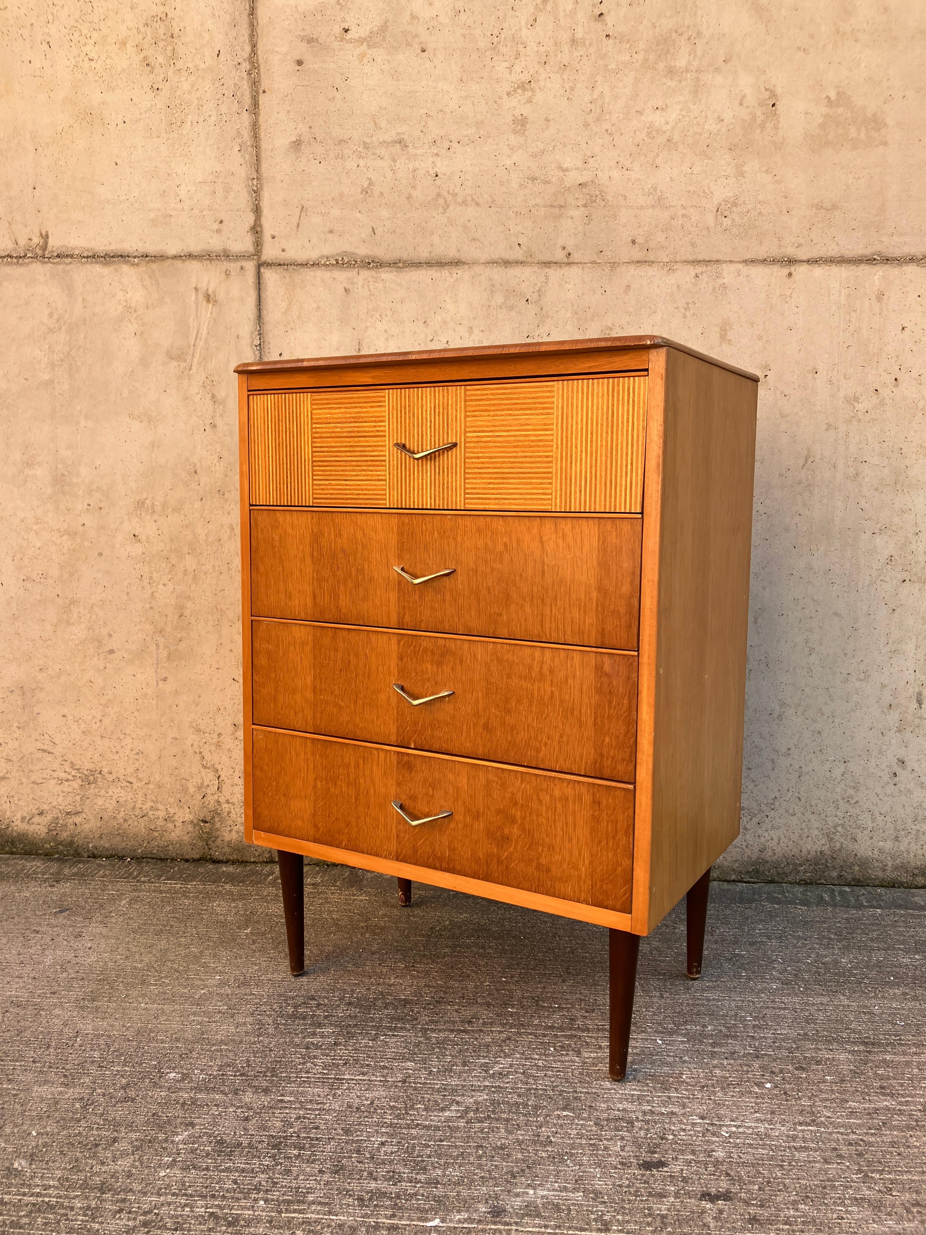 Kleine blonde Holzkommode aus der Mitte des Jahrhunderts – Festival of Britain (Moderne der Mitte des Jahrhunderts) im Angebot