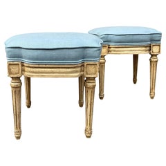 Petits poufs ou tabourets de style Louis XVI français du milieu du siècle – Paire