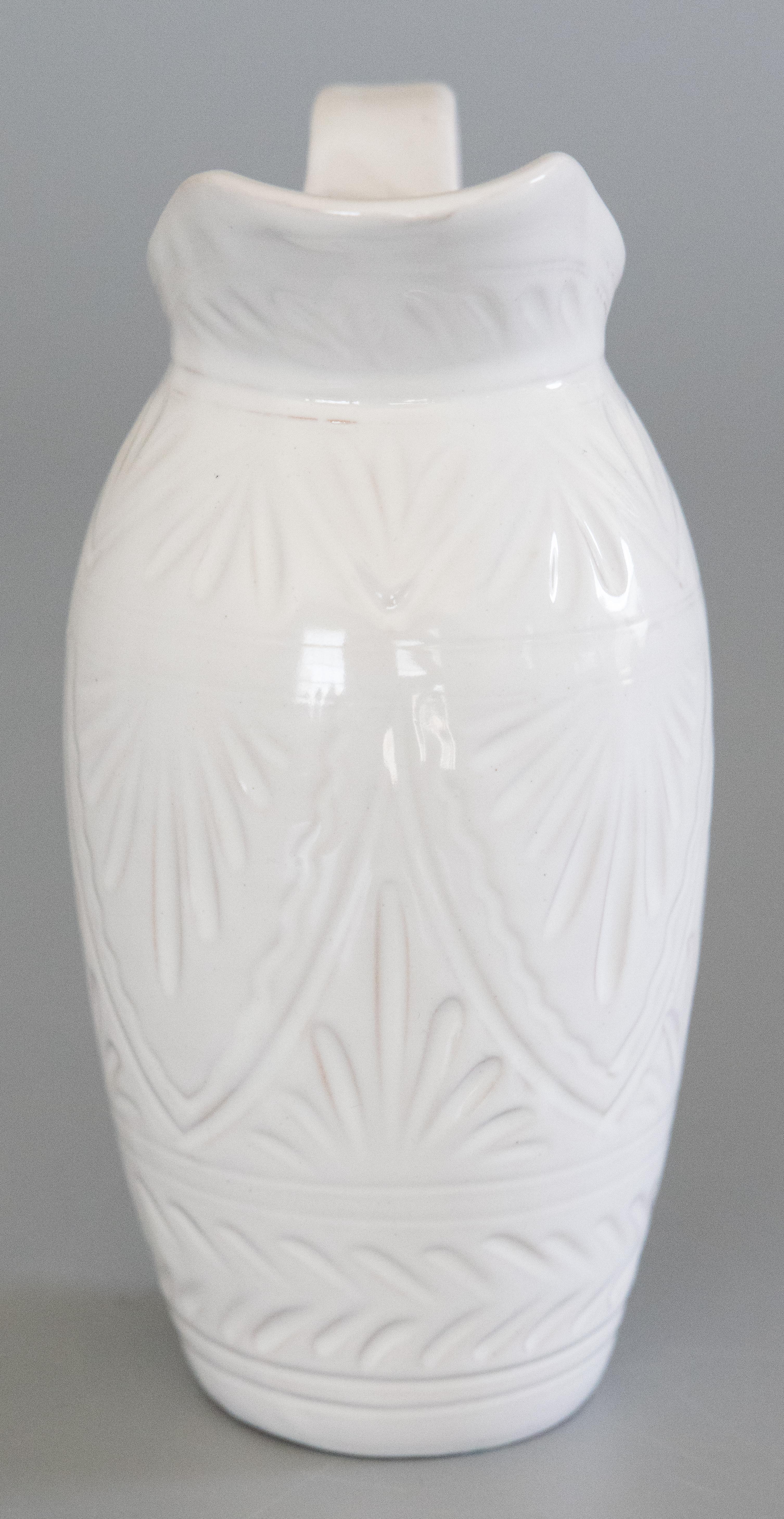 Kleiner italienischer weiß glasierter Terrakotta-Krug aus der Mitte des Jahrhunderts (Glasiert) im Angebot