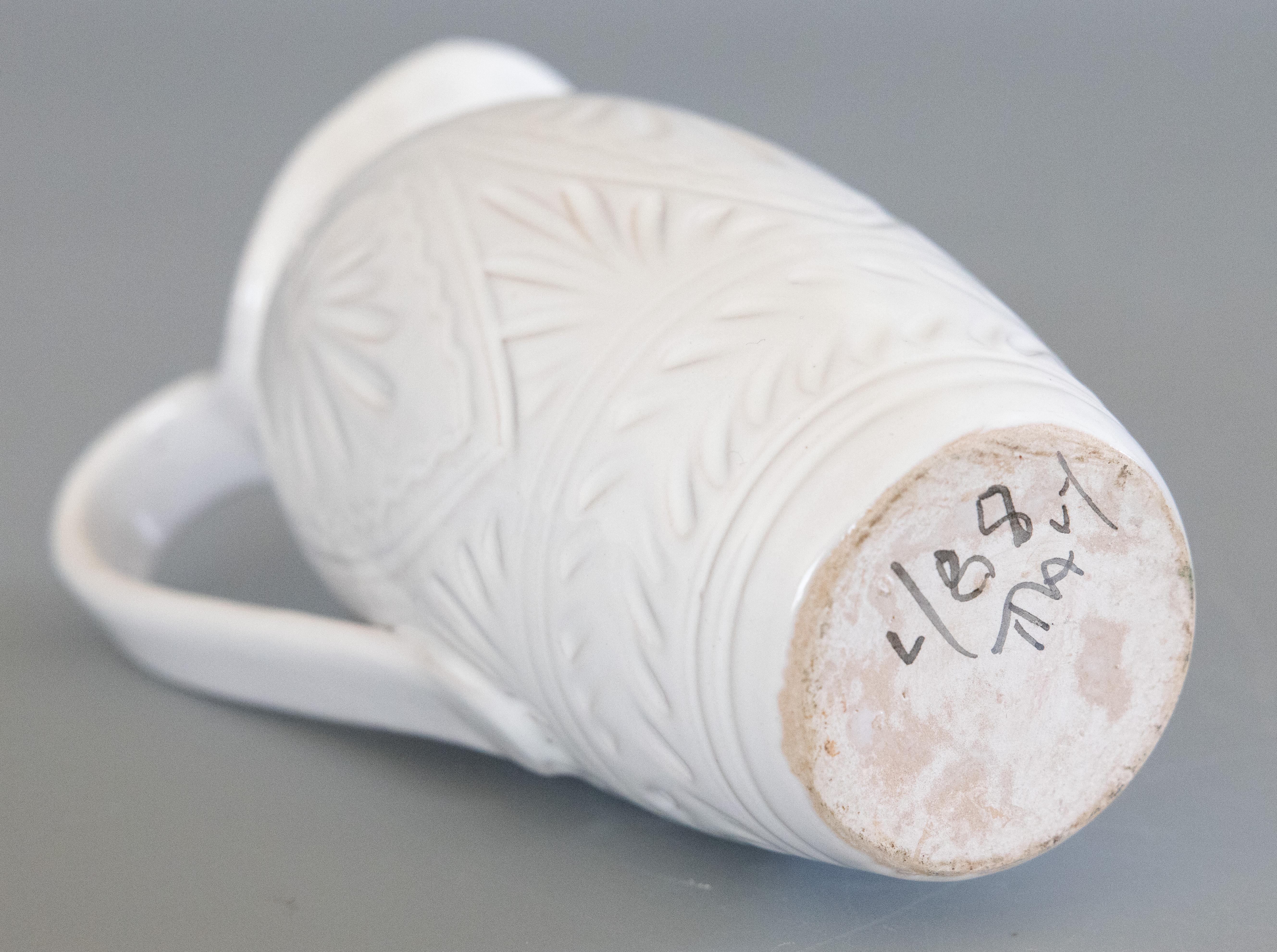 Kleiner italienischer weiß glasierter Terrakotta-Krug aus der Mitte des Jahrhunderts im Angebot 1