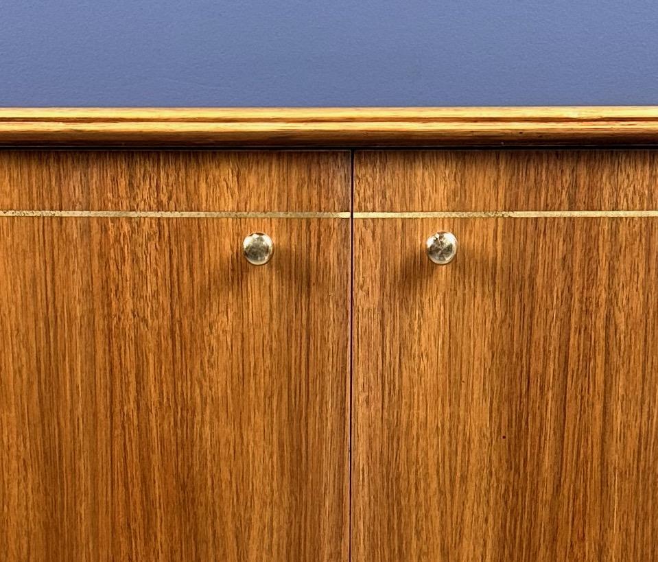 Server Petite di metà secolo, Teak e Butternut con accenti in ottone di Erno Fabry in vendita 3