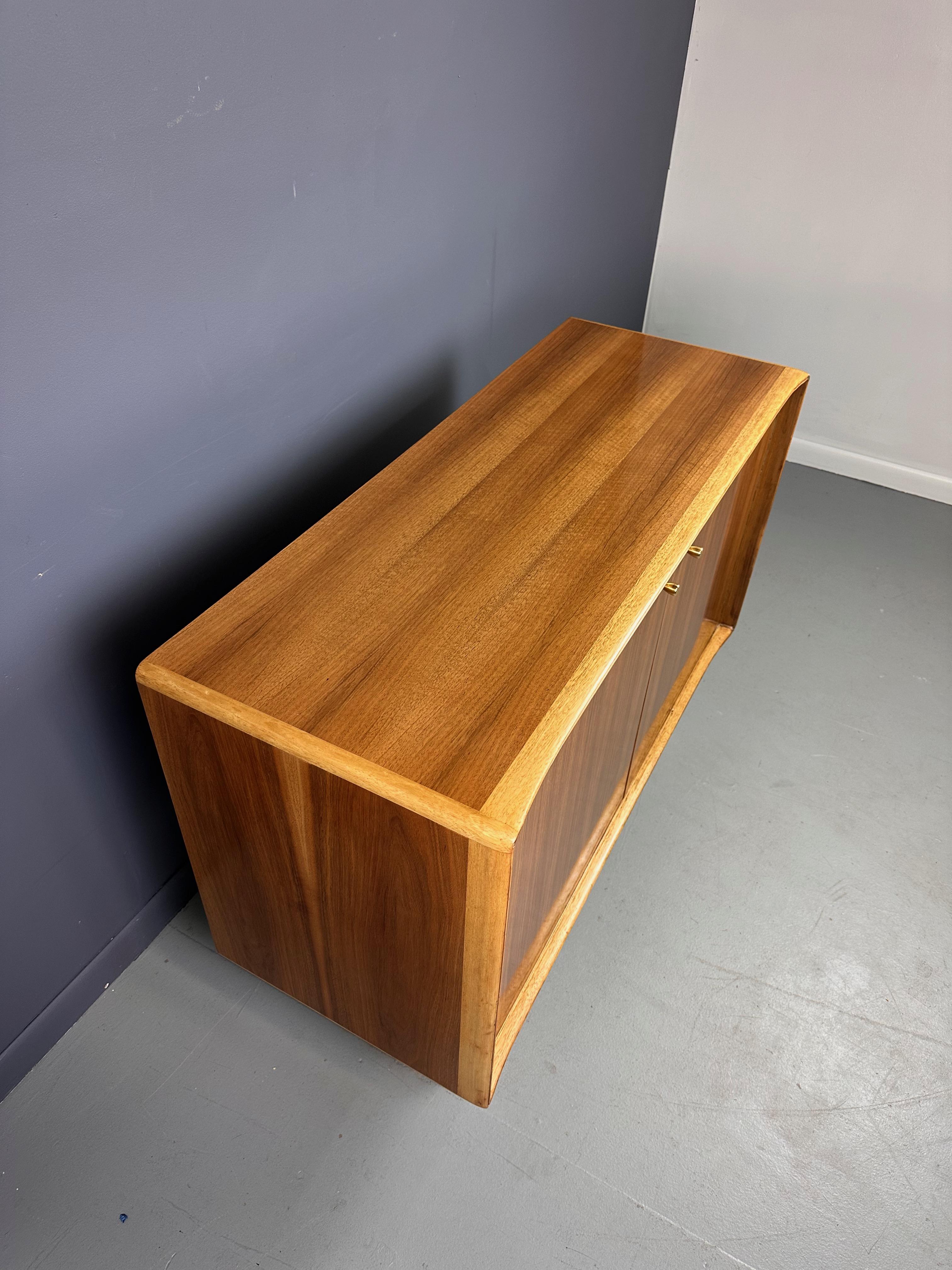 Server Petite di metà secolo, Teak e Butternut con accenti in ottone di Erno Fabry in vendita 4