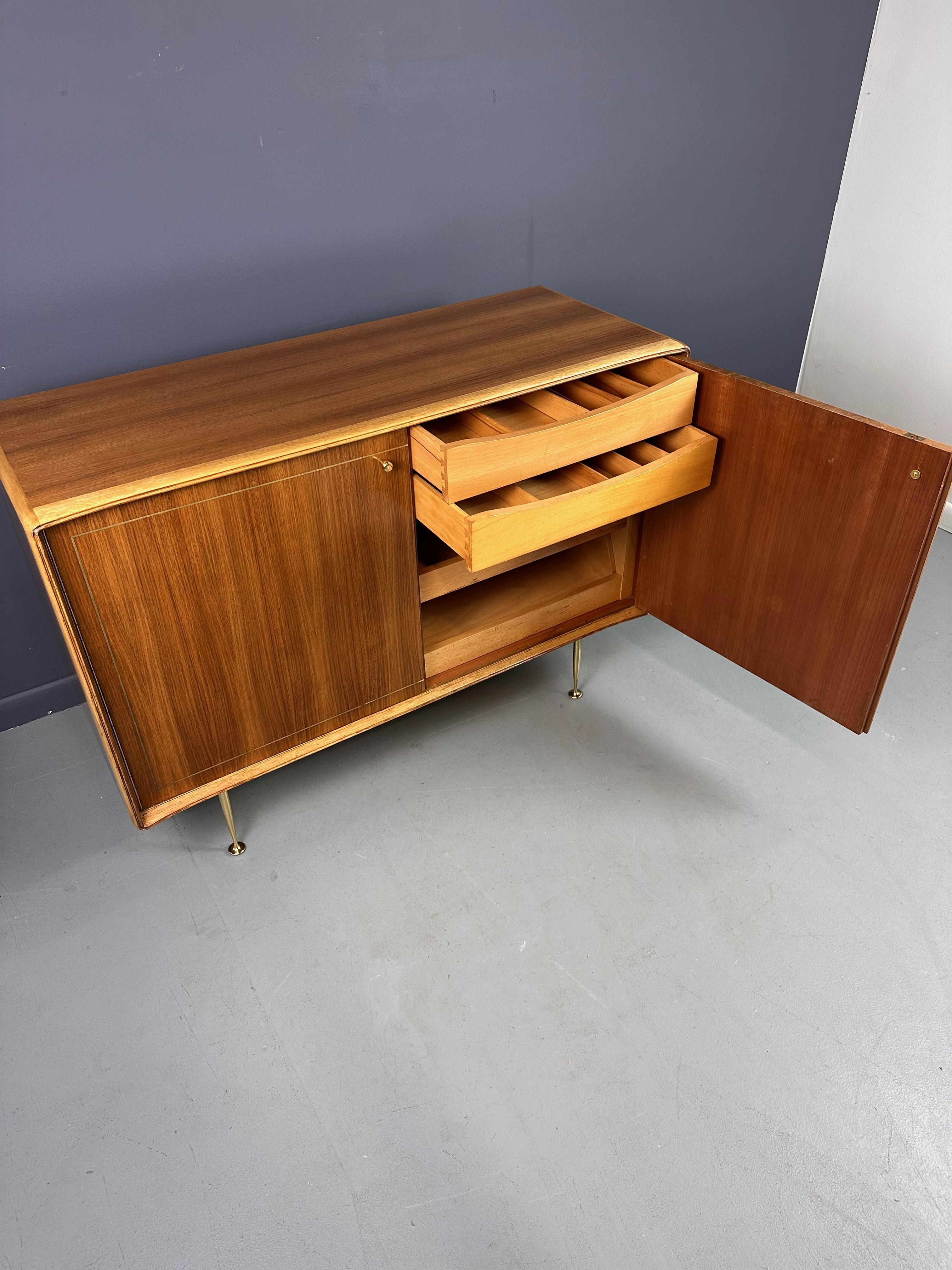 Server Petite di metà secolo, Teak e Butternut con accenti in ottone di Erno Fabry in vendita 5