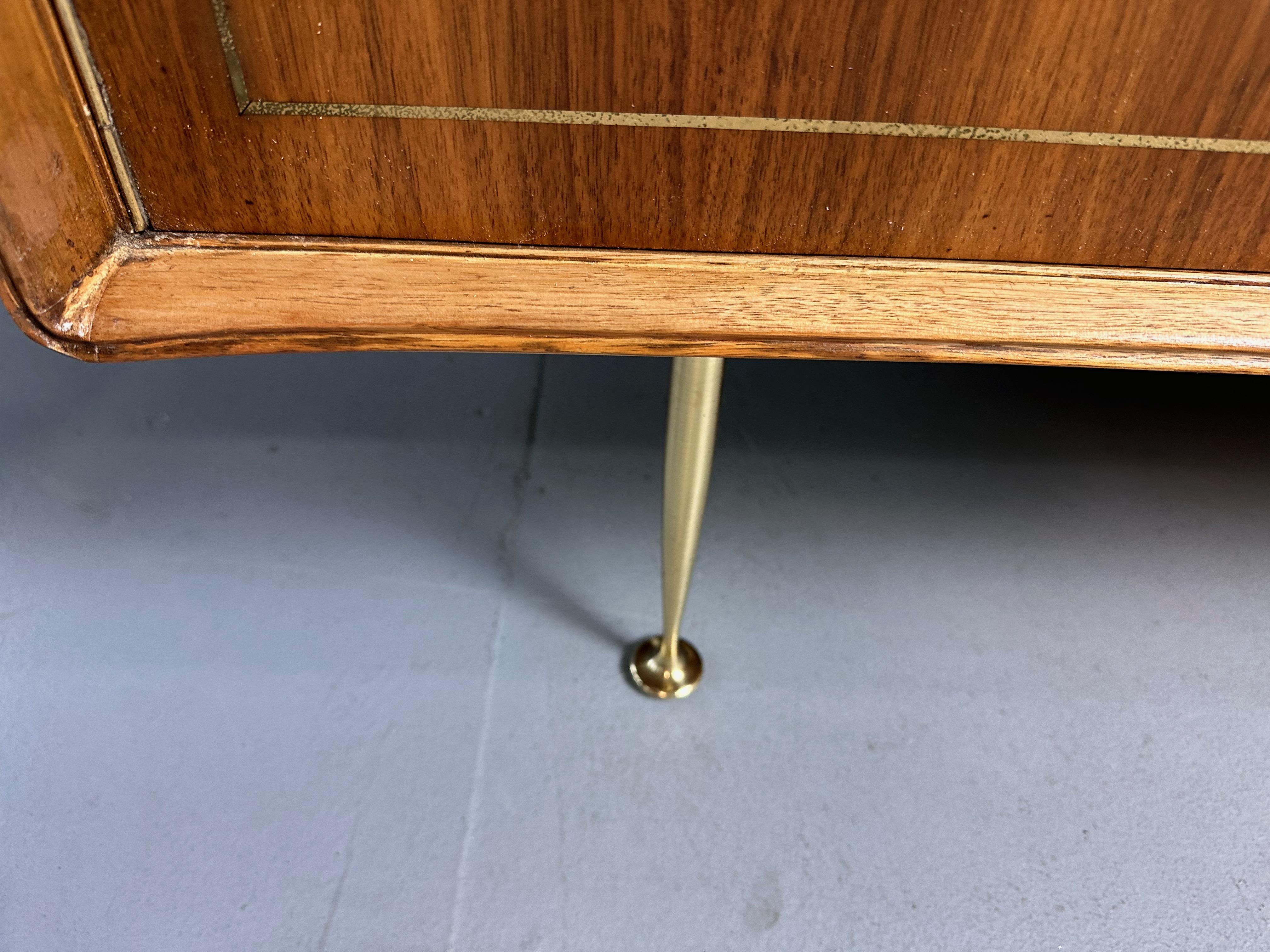 Server Petite di metà secolo, Teak e Butternut con accenti in ottone di Erno Fabry in vendita 6